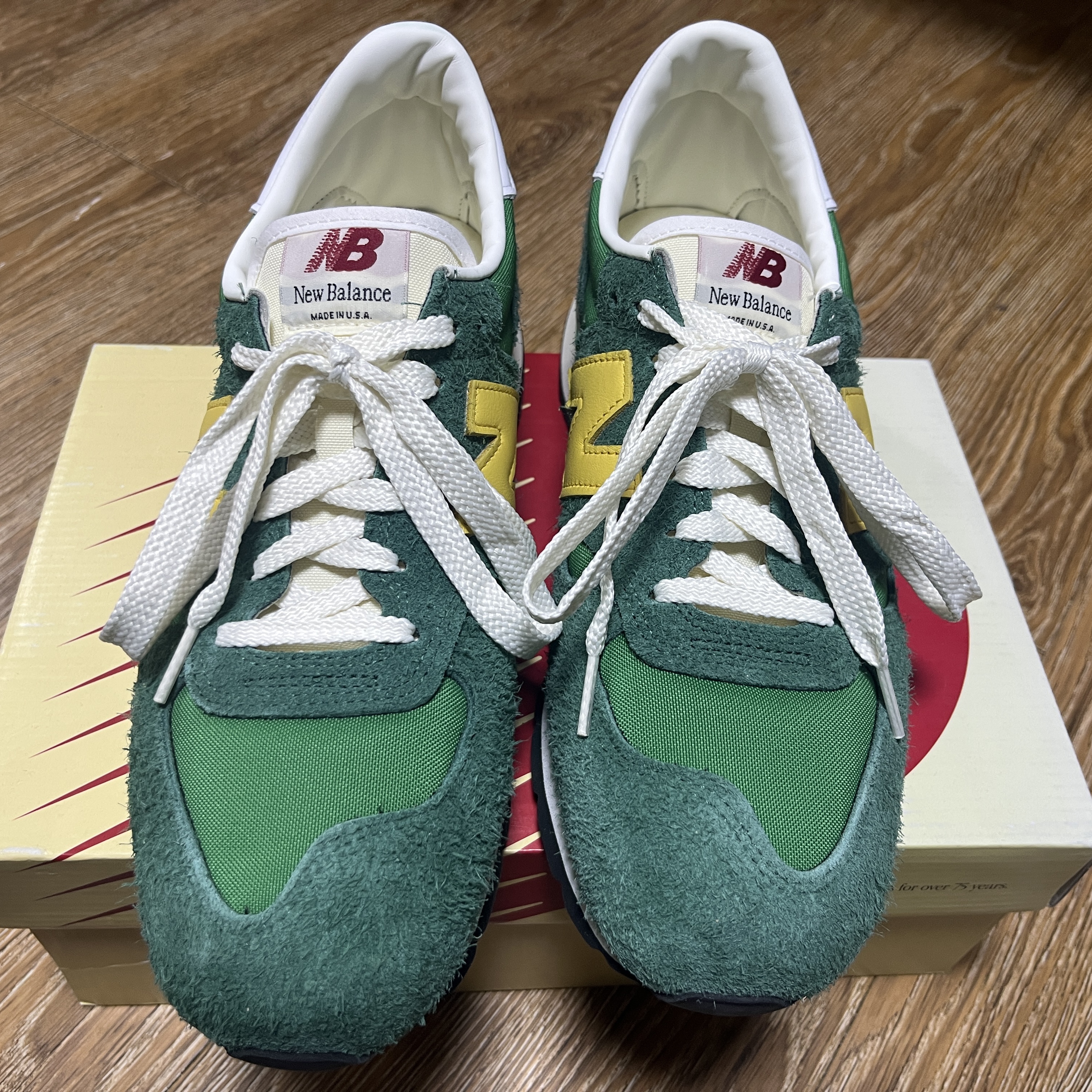 뉴발란스 990v1 메이드 인 USA 그린 골드 착용 스타일 - 4