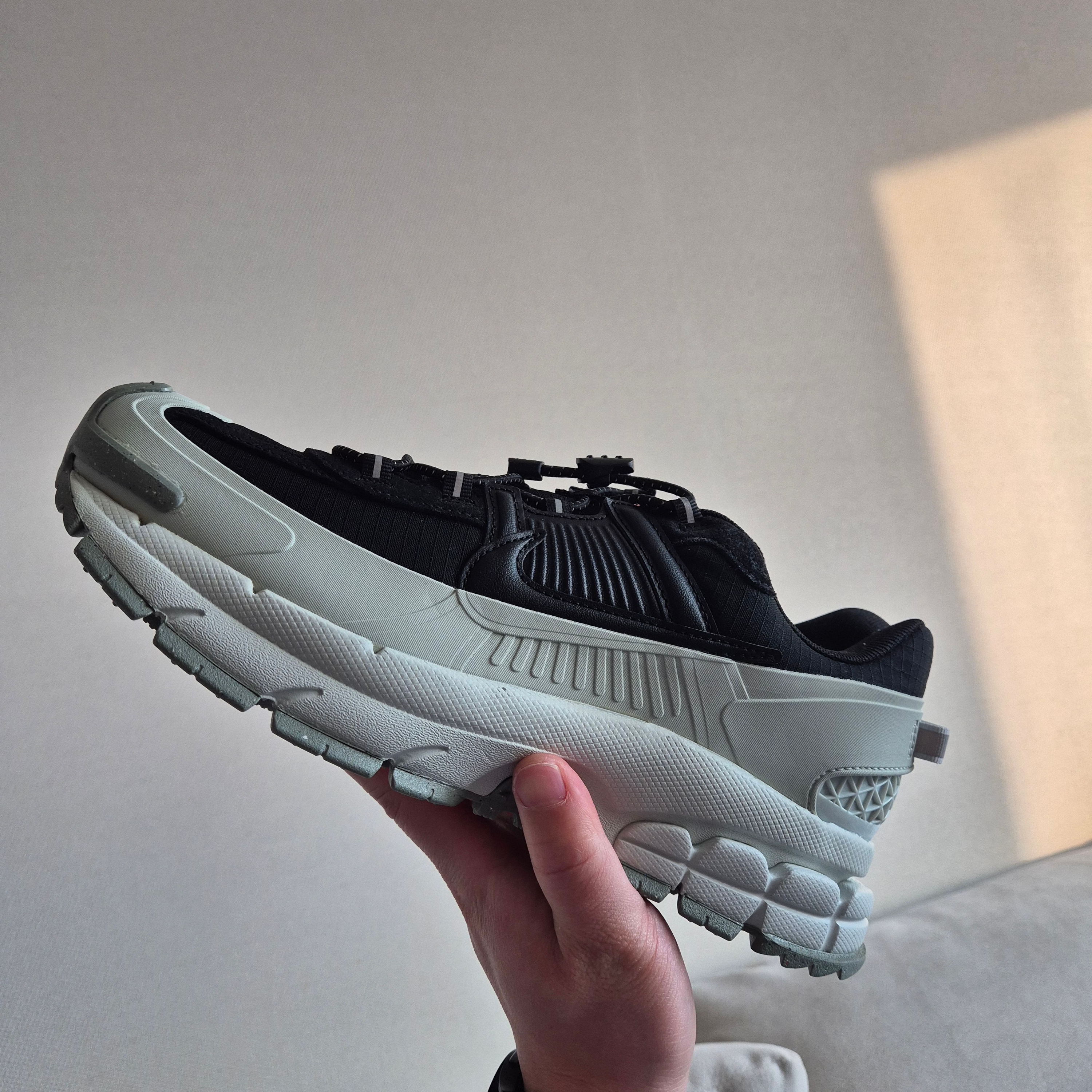 Nike Zoom Vomero 5 Roam Black Light Silver 착용 스타일