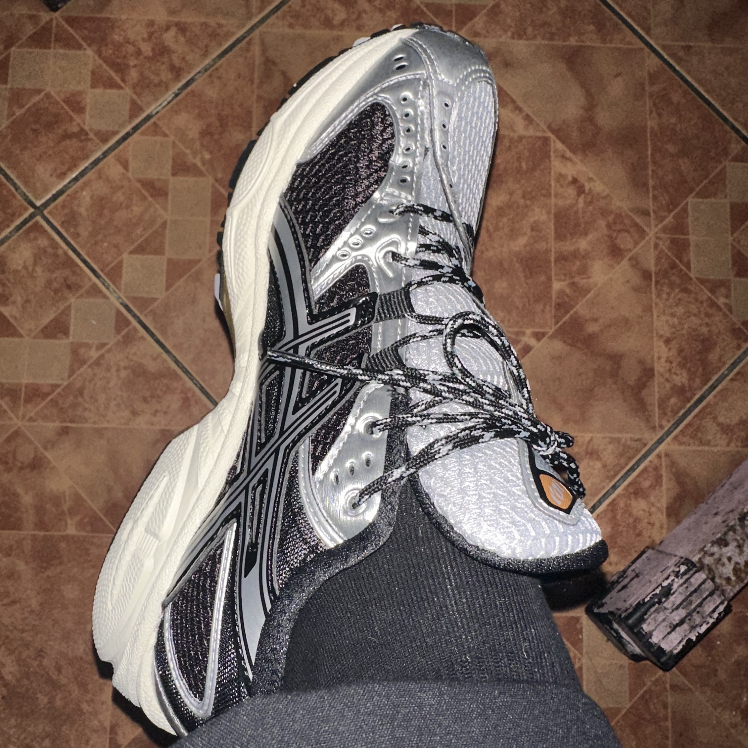Asics Gel-Nimbus 10.1 Piedmont Grey Pure Silver 착용 스타일 - 1