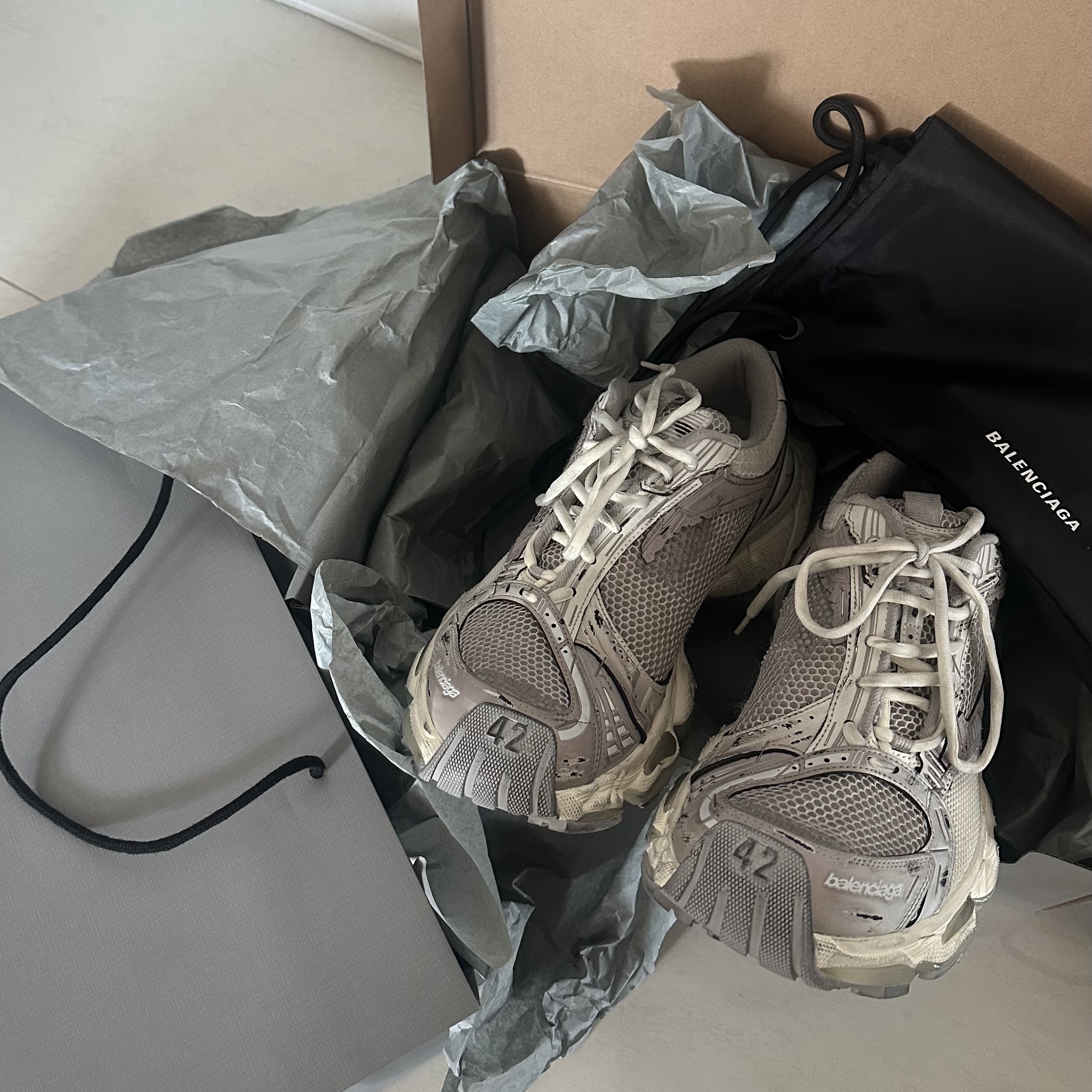 Balenciaga Stapler Sneaker Beige Grey 착용 스타일