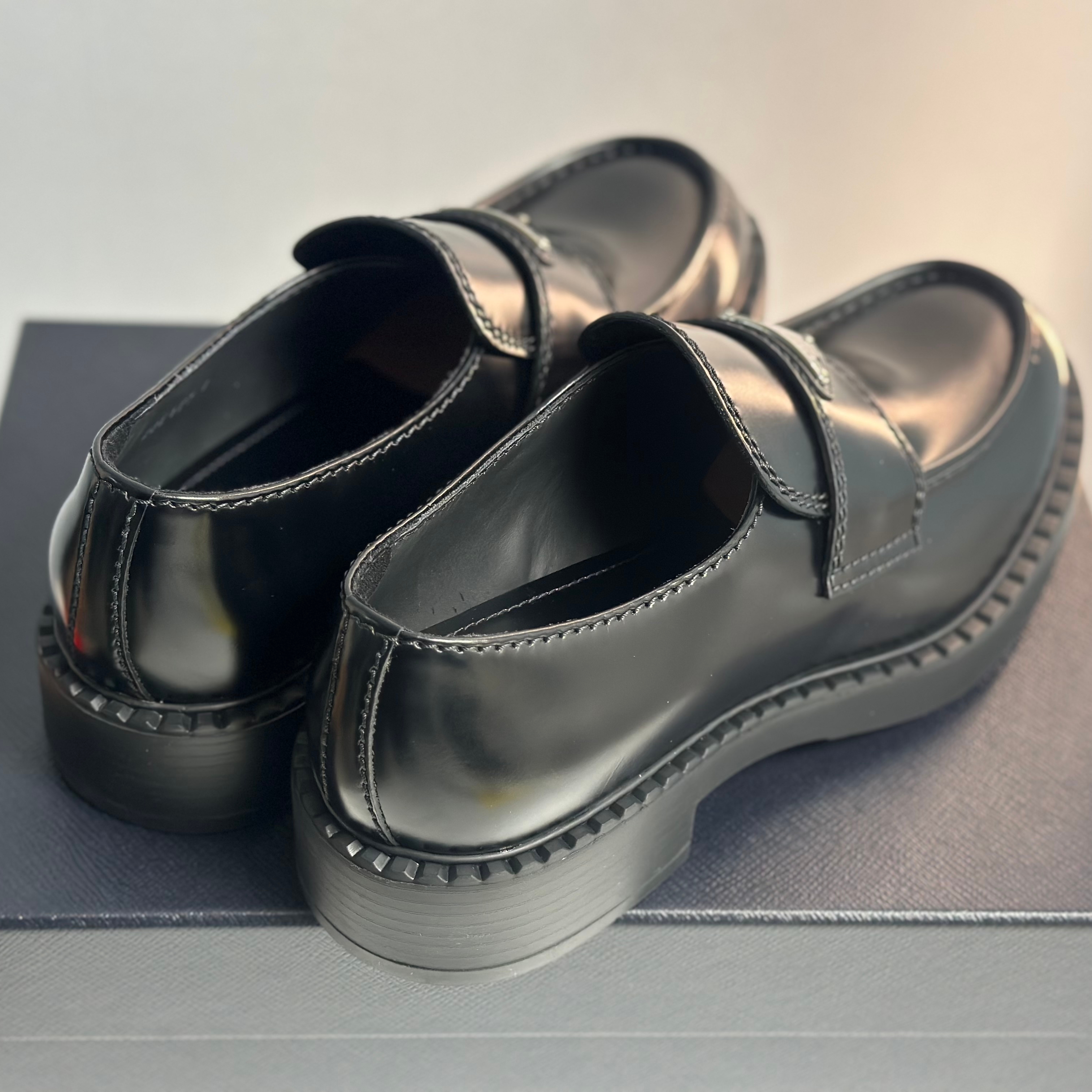 Prada Chocolate Brushed Leather Loafers Black 착용 스타일 - 3