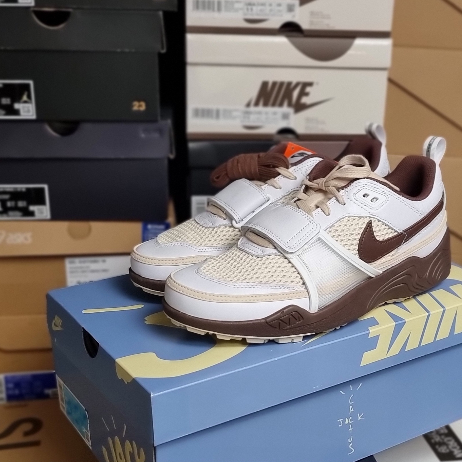 Nike x Travis Scott Zoom Field Jaxx White and Light Chocolate 착용 스타일