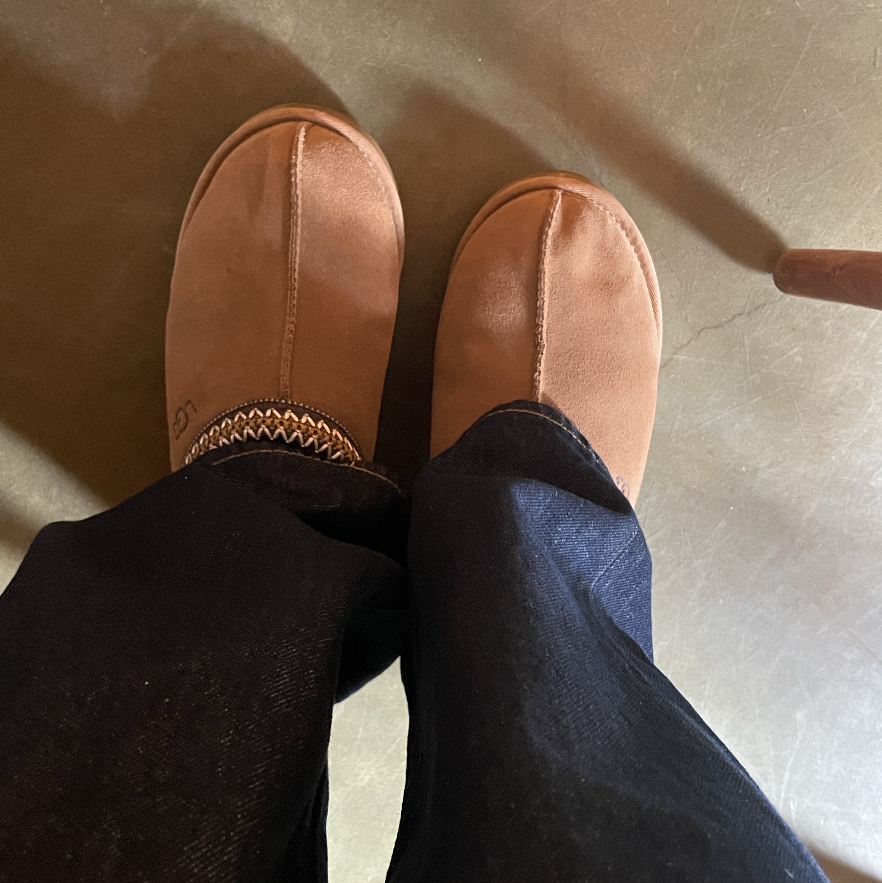 UGG Tasman Slipper Chestnut, Levi's 568 Loose Straight Jeans Dark Indigo 착용 스타일
