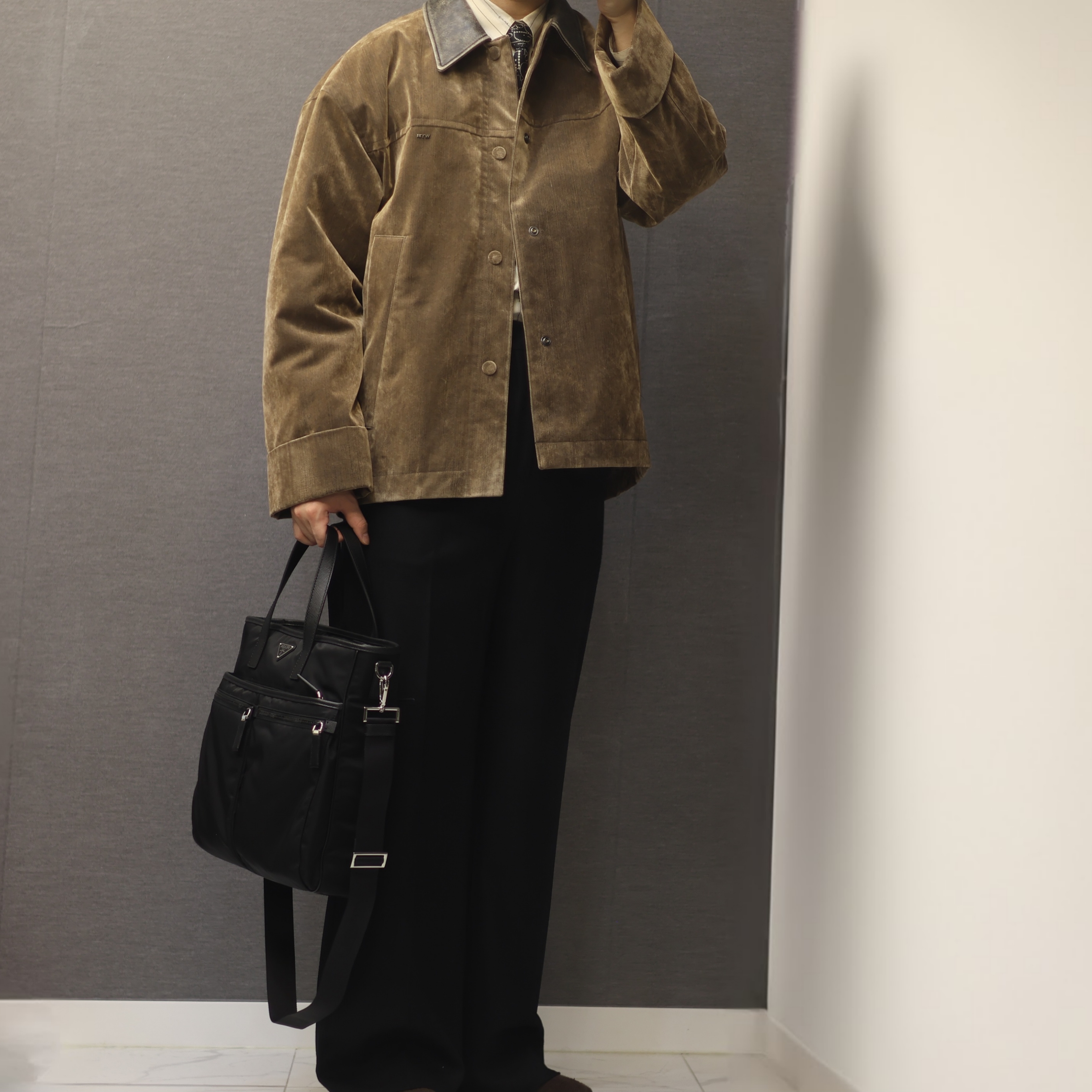 Prada Stretch Cotton Shirt Black, Prada Re-Nylon Gabardine Tie Black 착용 스타일 - 4