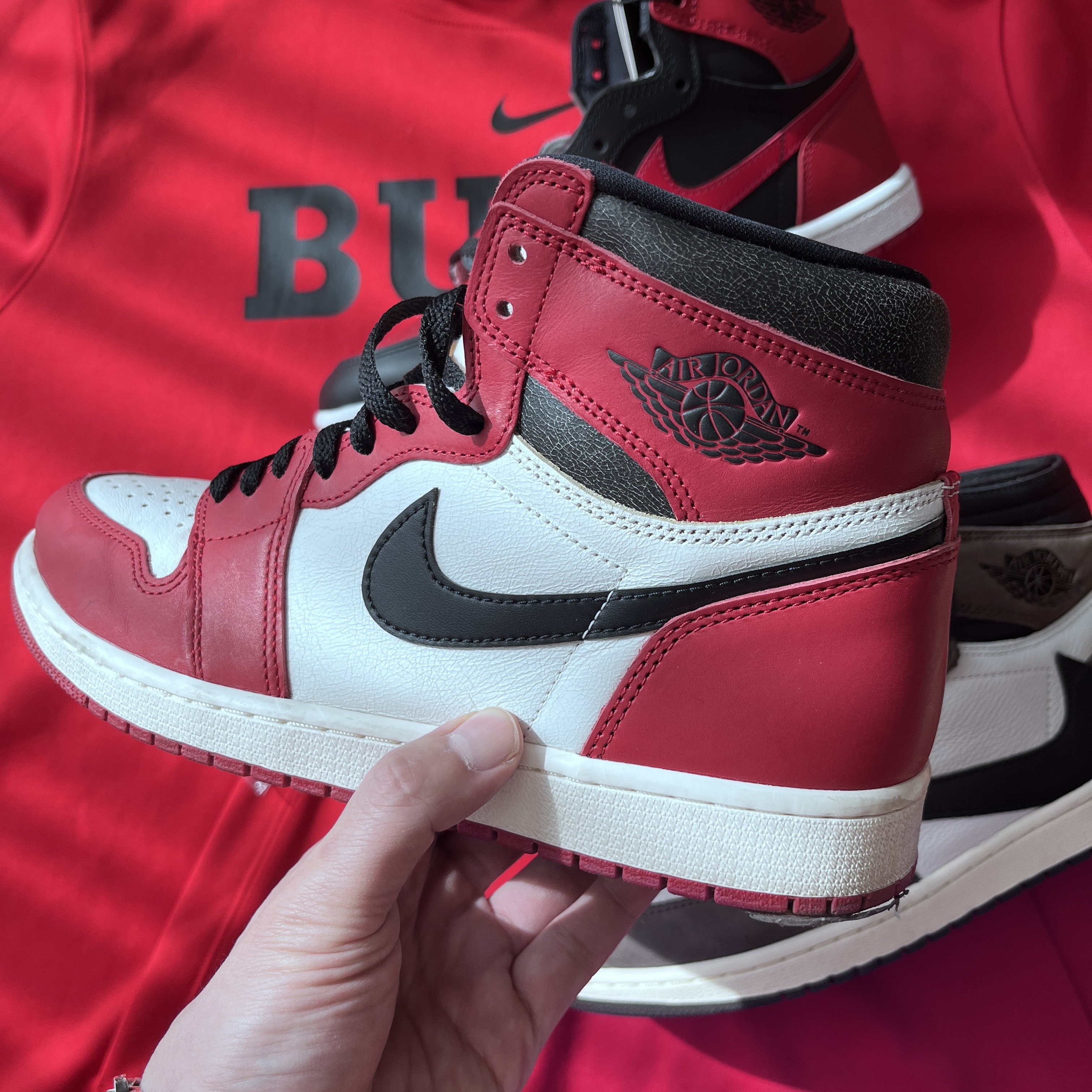 Jordan 1 Retro High OG Chicago 2022, Jordan 1 x Travis Scott Retro High OG SP Mocha 착용 스타일 - 1