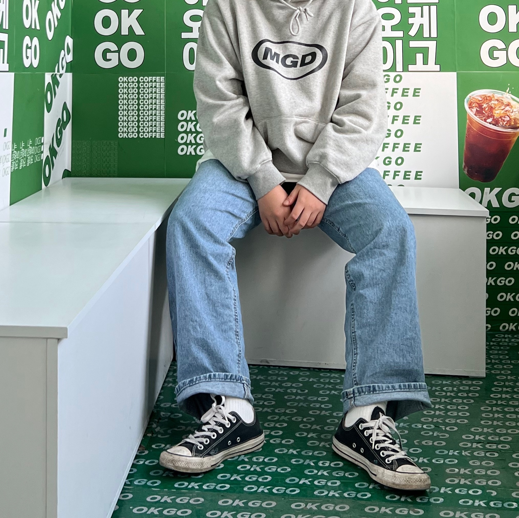 Converse Chuck Taylor All Star Ox Black, IAB Studio Japanese Washed Denim Pants Blue 착용 스타일 - 2