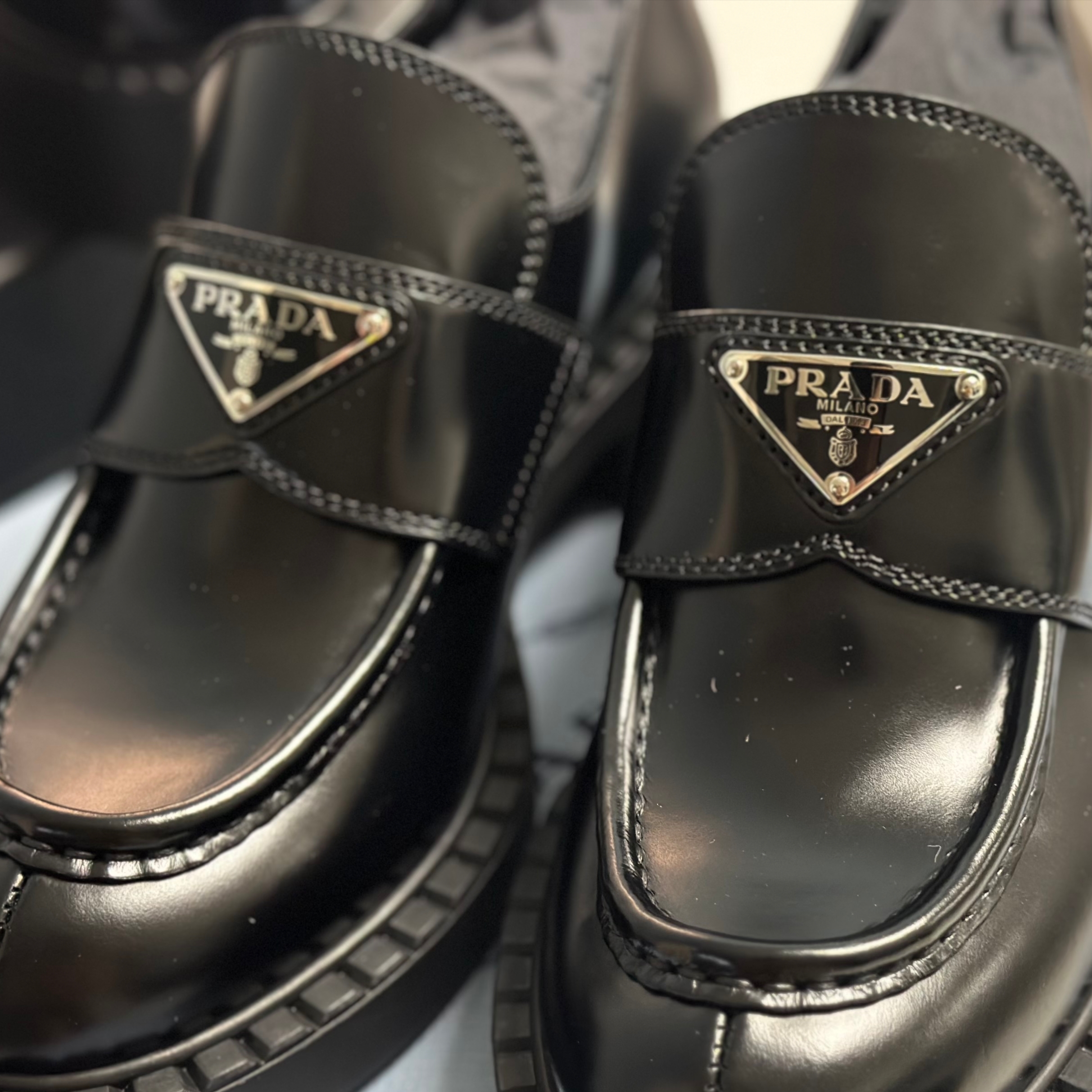 (W) Prada Chocolate Brushed Leather Loafers Black 착용 스타일 - 3