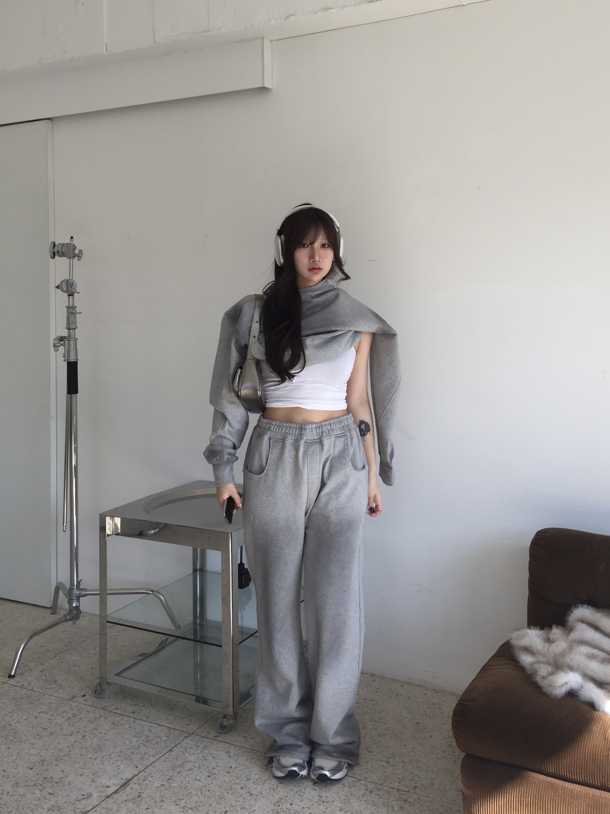 YIYAE Variation Spray Washed Crop Hoodie M.Gray, YIYAE Variation Spray Washed Semi Flared Sweat Pants M.Gray 착용 스타일 - 6