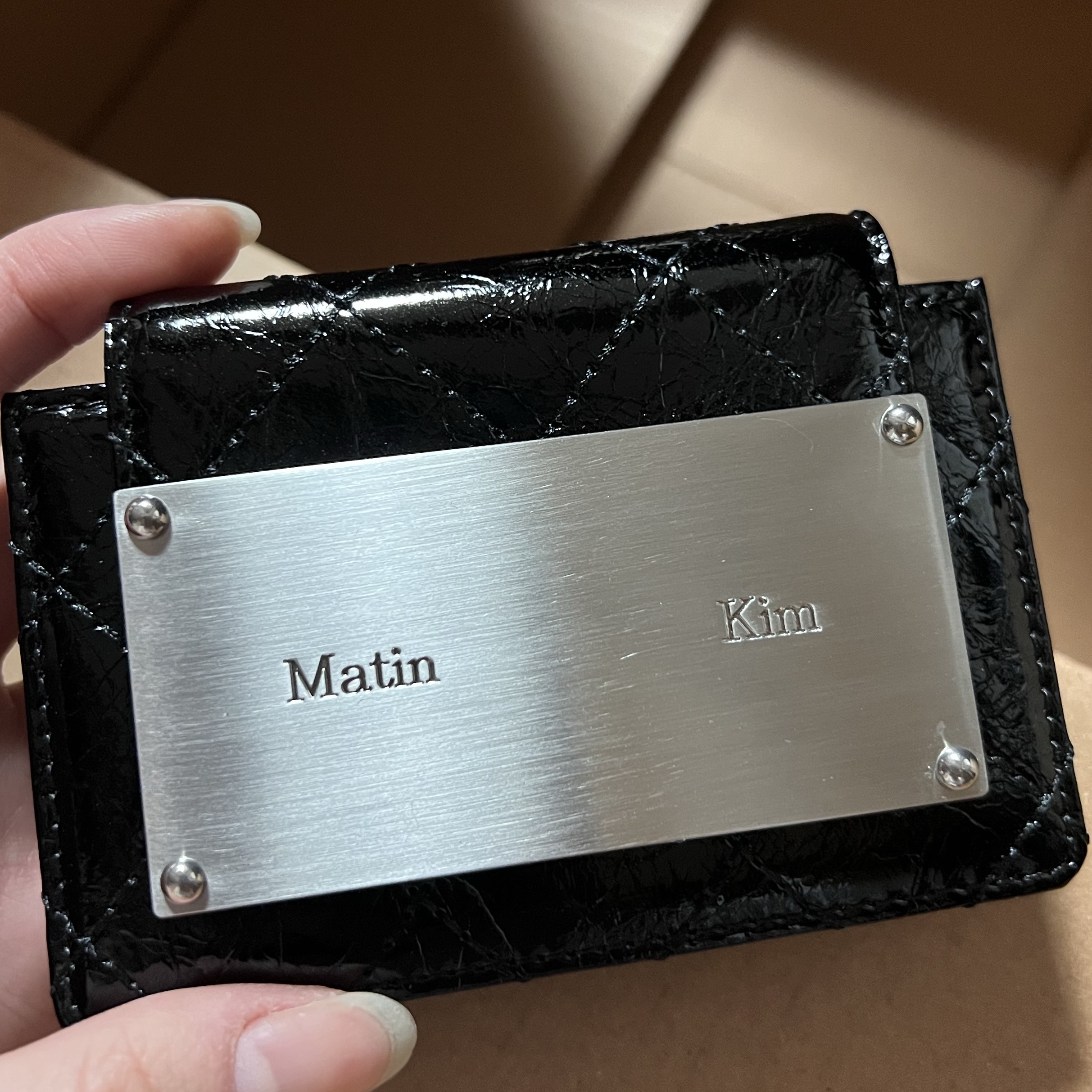 Matin Kim Quilting Accordion Wallet Black 착용 스타일