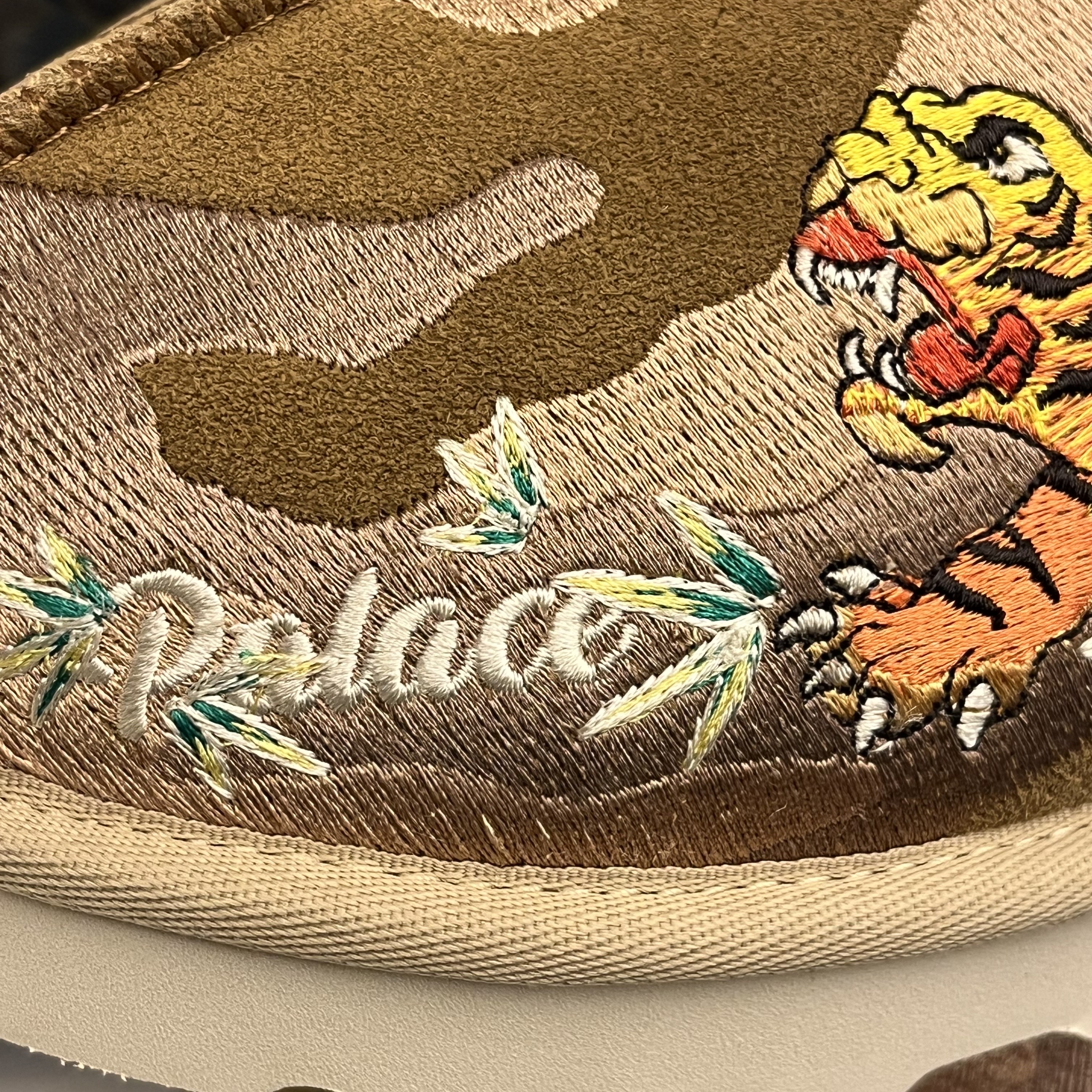 UGG x Palace Tasman Slipper Chestnut Camo 착용 스타일 - 2
