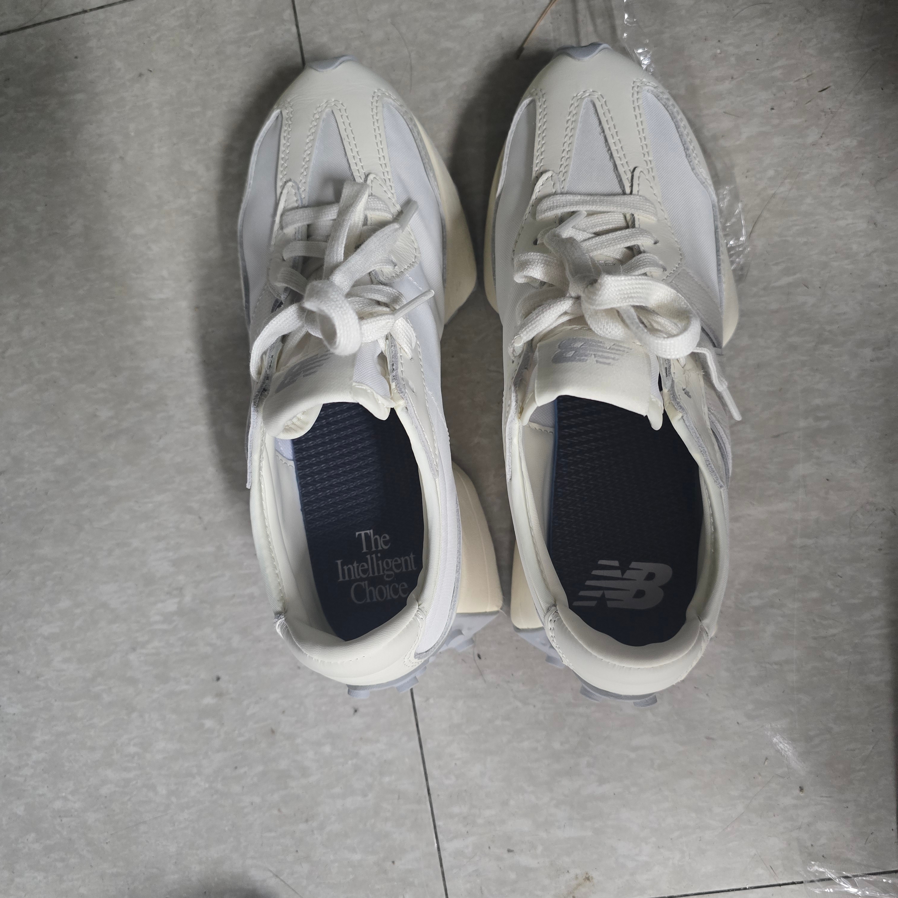 New Balance 327 Shifted White Pack 착용 스타일