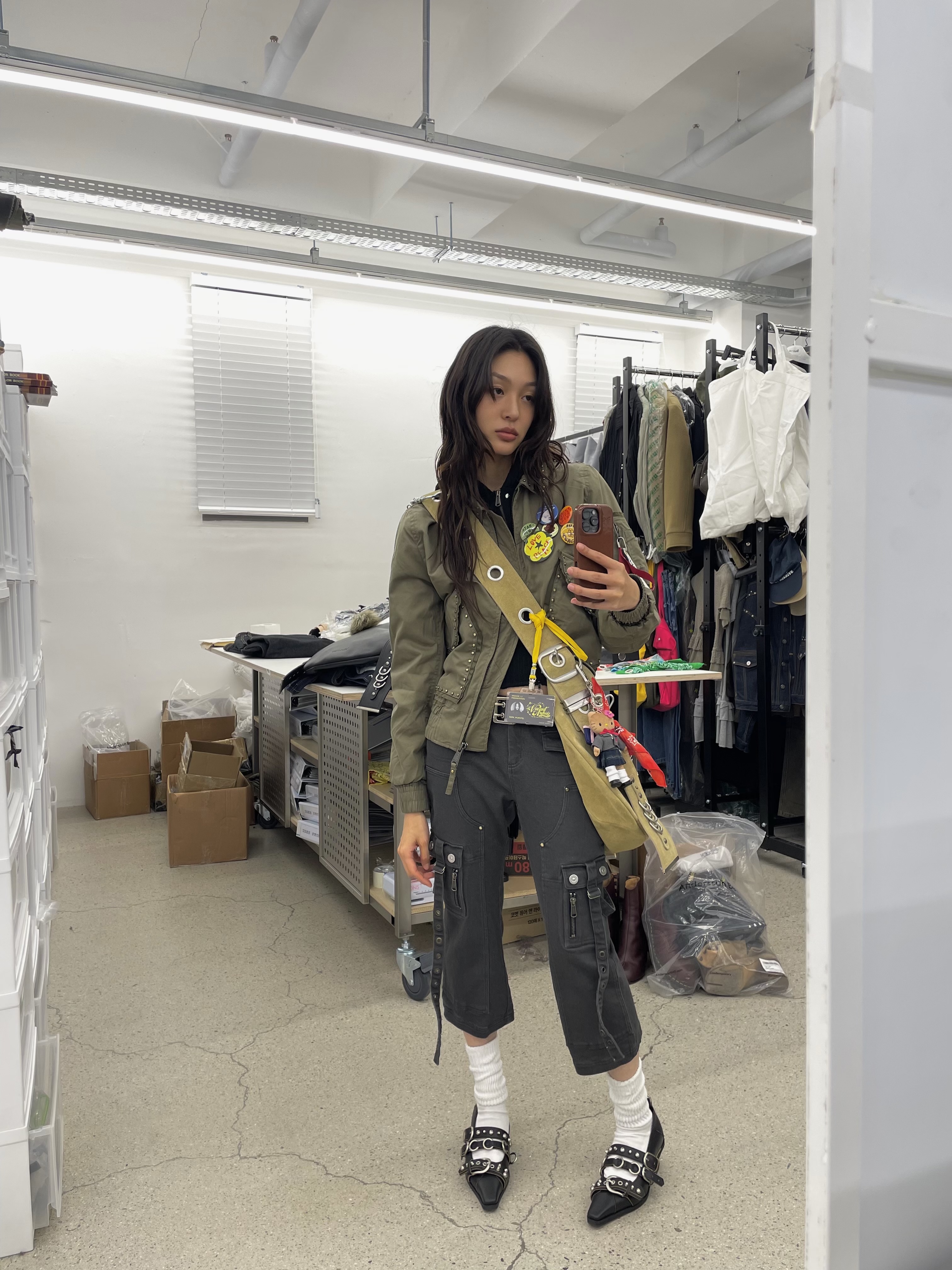 [KREAM 단독] Vacant Archive Bella Wide Strap Hobo Bag Black, [KREAM 단독] Vacant Archive Bella Wide Strap Hobo Bag Beige 착용 스타일