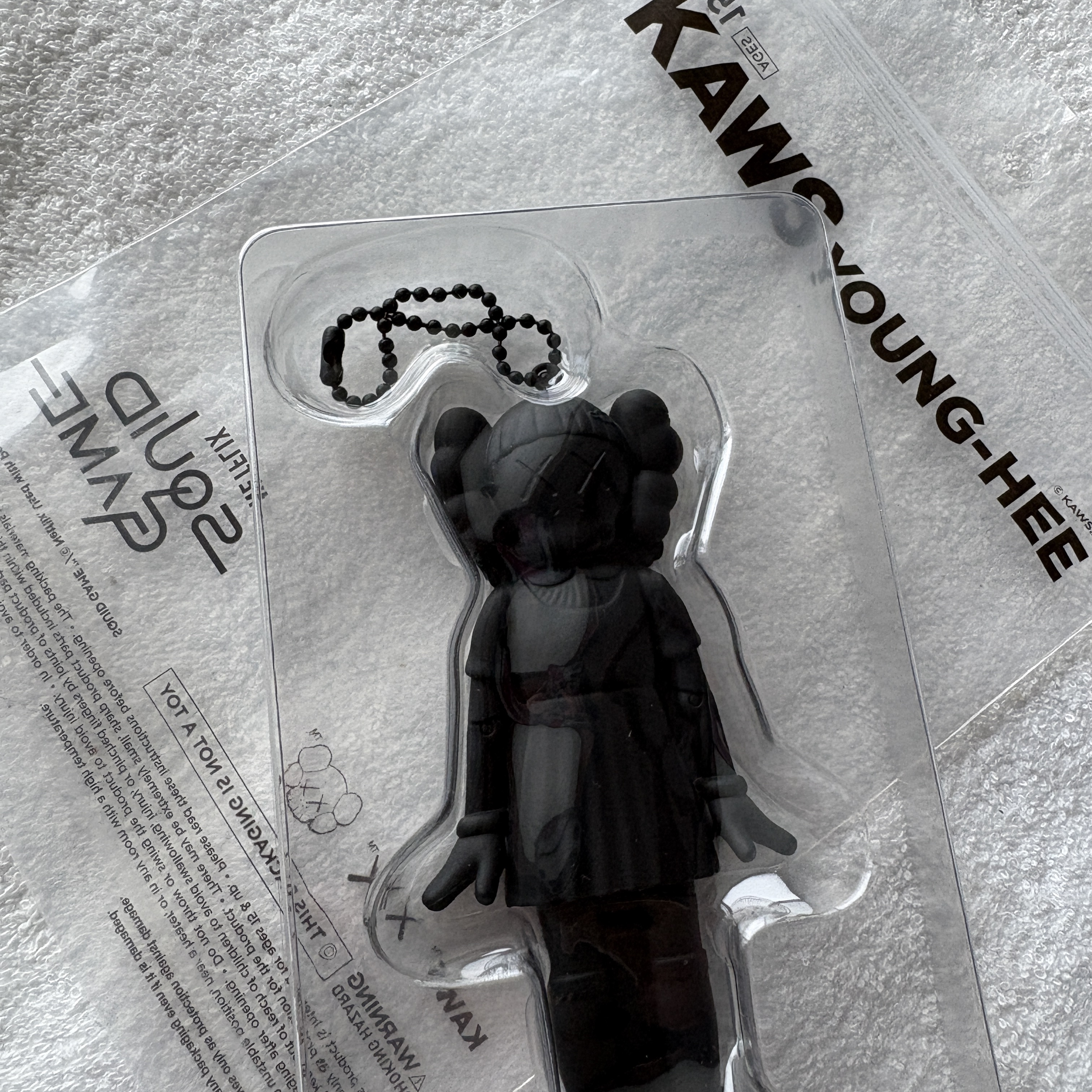 Kaws x Squid Game Young-Hee Keychain Black, Bottega Veneta Urban Leather Crossbody Cassette Black Silver 착용 스타일 - 1