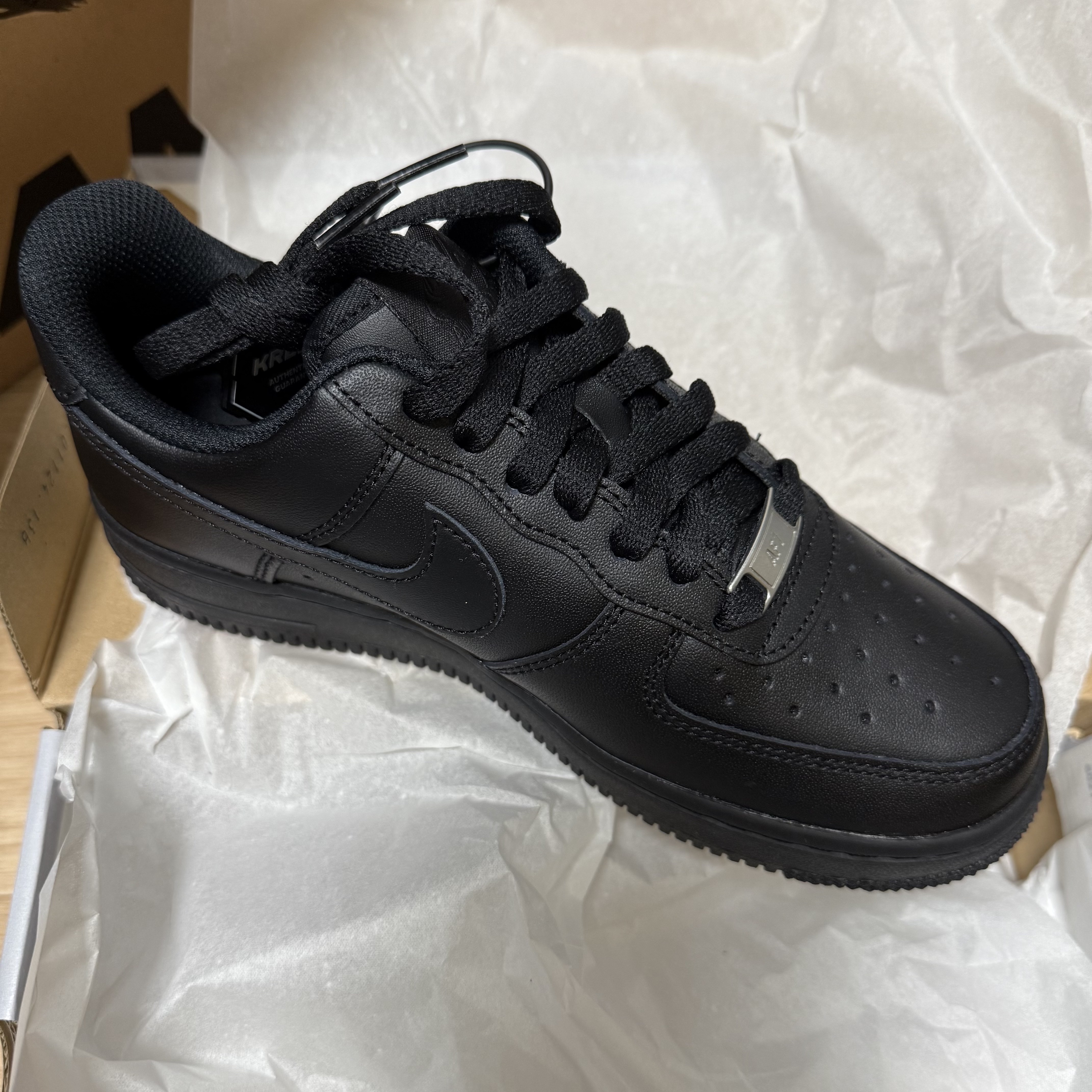 (W) Nike Air Force 1 '07 Low Triple Black 착용 스타일 - 1