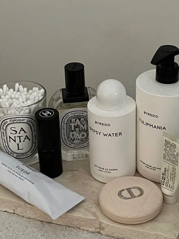 Chanel Medium 19 Handbag Lambskin & Gold Black, Chanel Coco Mademoiselle Hair Mist 35ml 착용 스타일 - 2