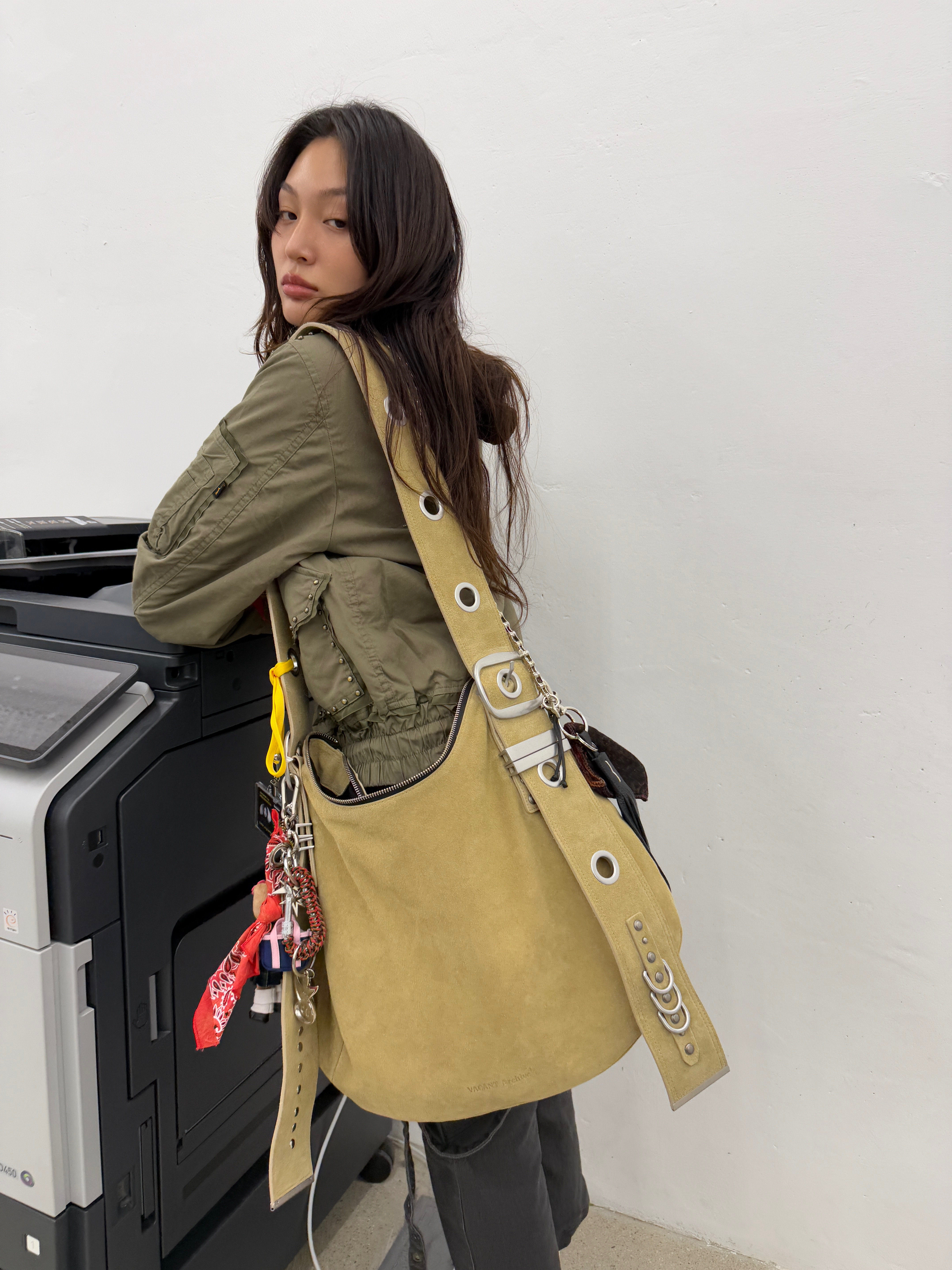 [KREAM 단독] Vacant Archive Bella Wide Strap Hobo Bag Black, [KREAM 단독] Vacant Archive Bella Wide Strap Hobo Bag Beige 착용 스타일