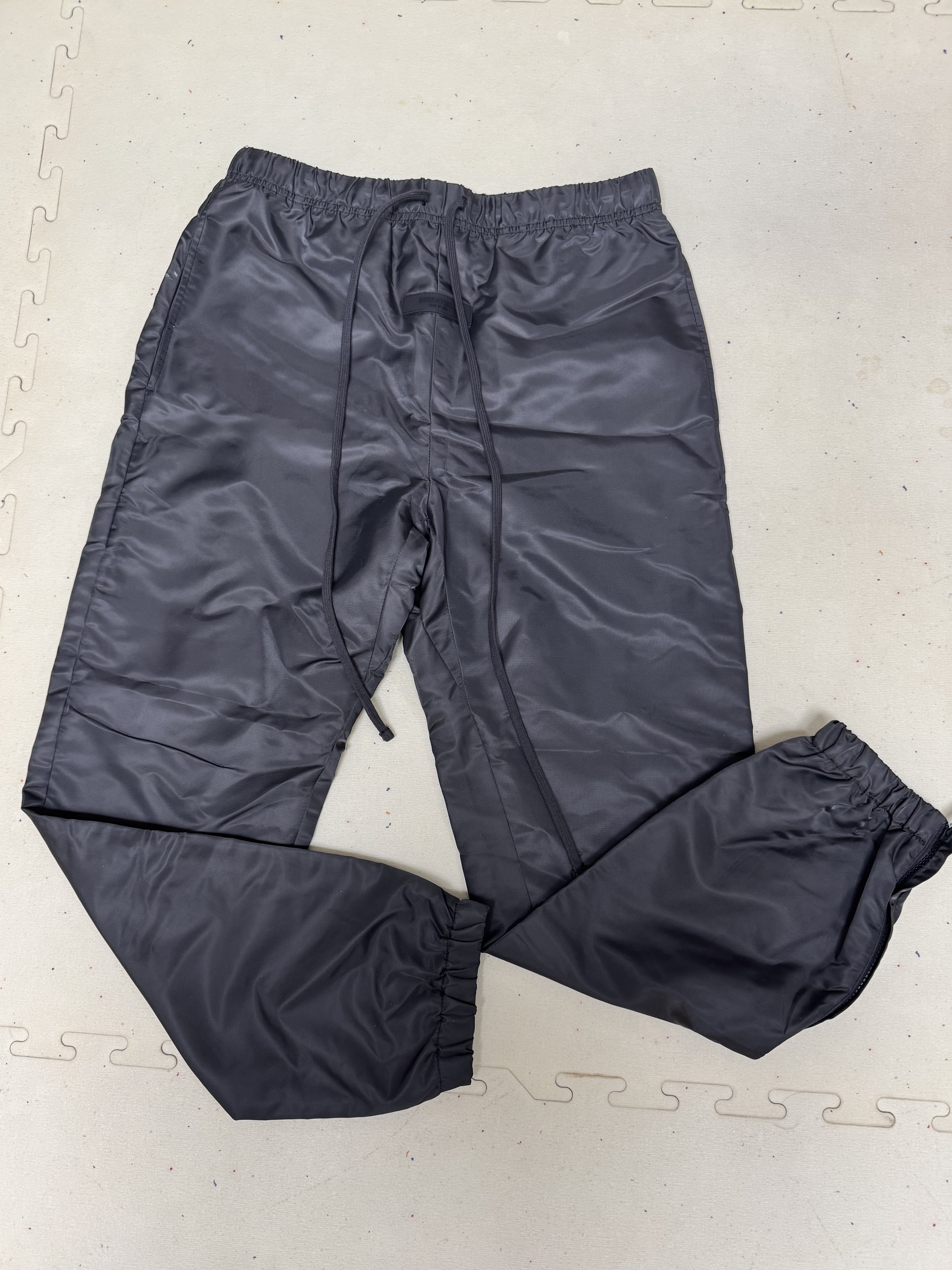 Essentials Track Pants Iron - 22SS 착용 스타일 - 1