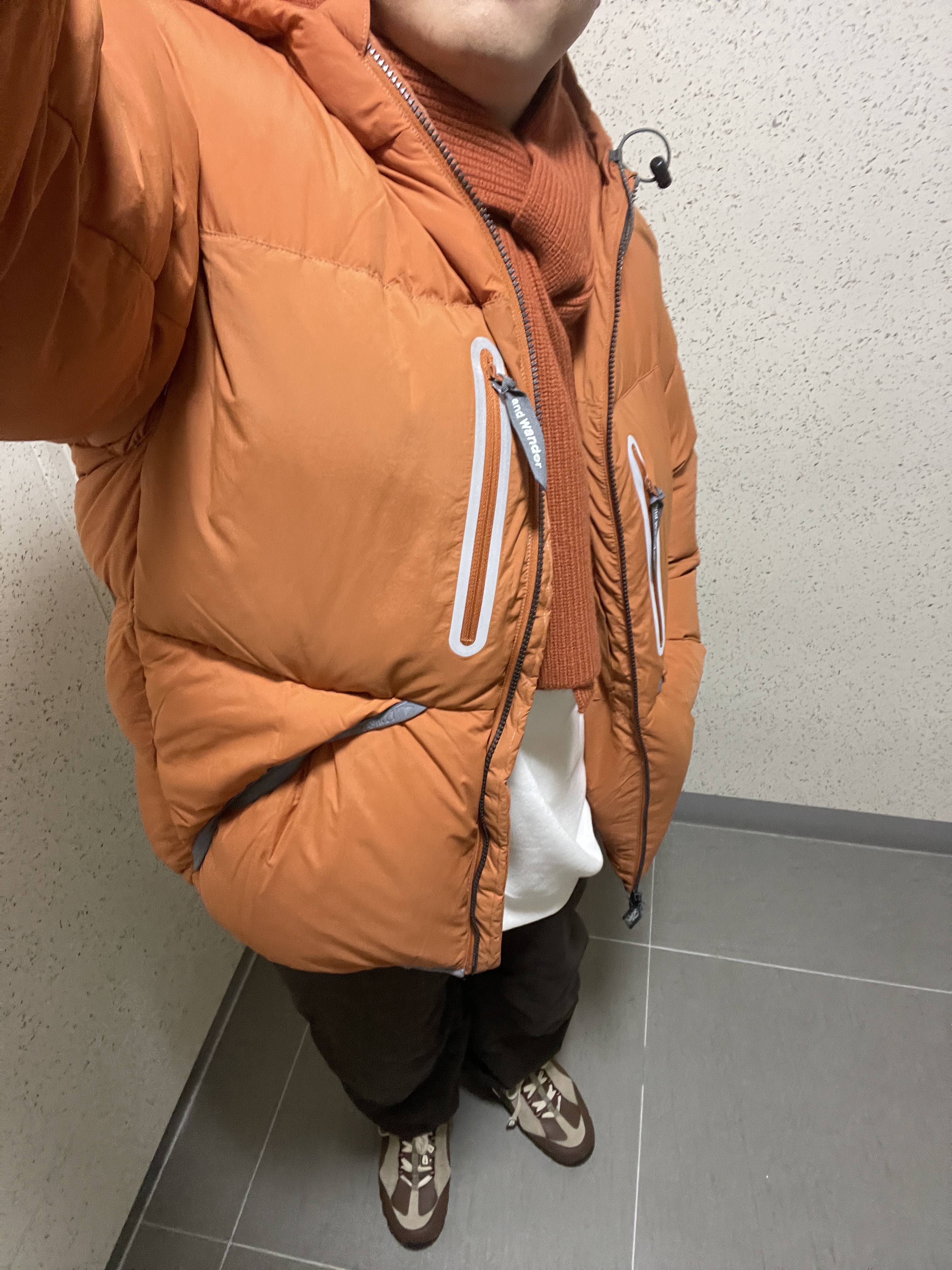 Nike x Jacquemus Air Humara LX Ale Brown and Gold 착용 스타일 - 2