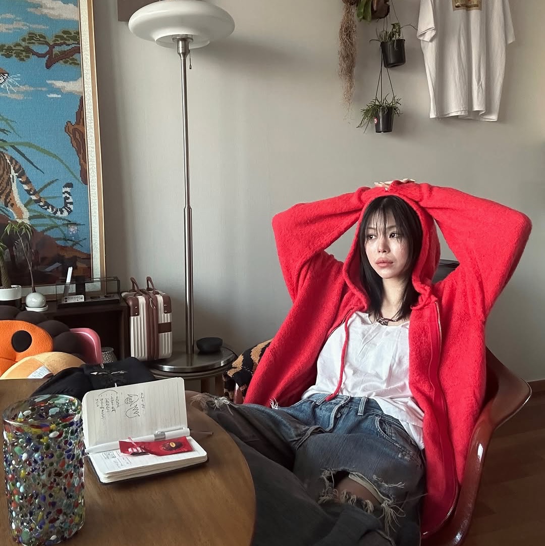 Thevinylhouse Round Pocket Knit Zip-Up Red 착용 스타일 - 1