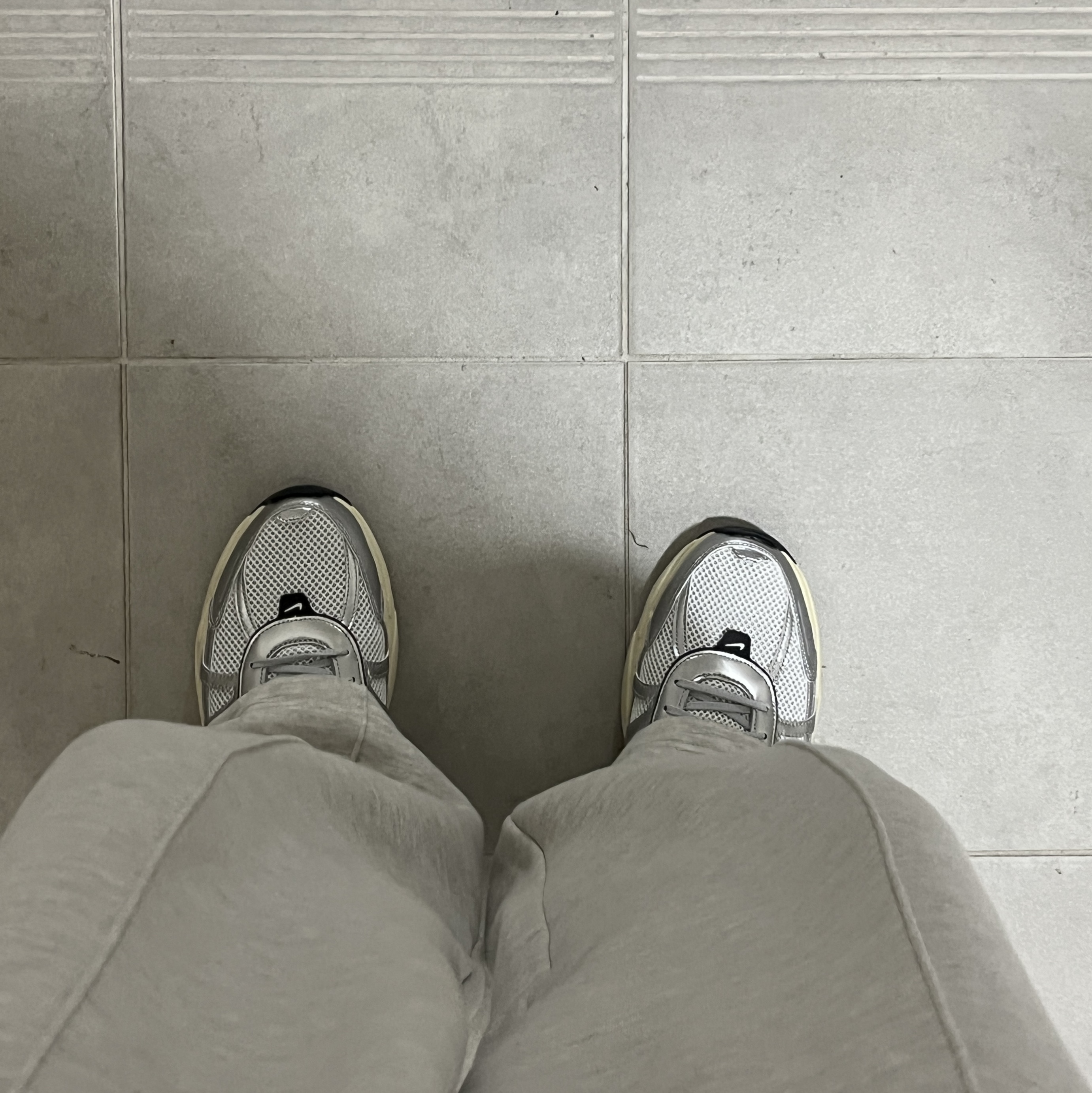 Nike V2K Run Pure Platinum Light Iron Ore 착용 스타일
