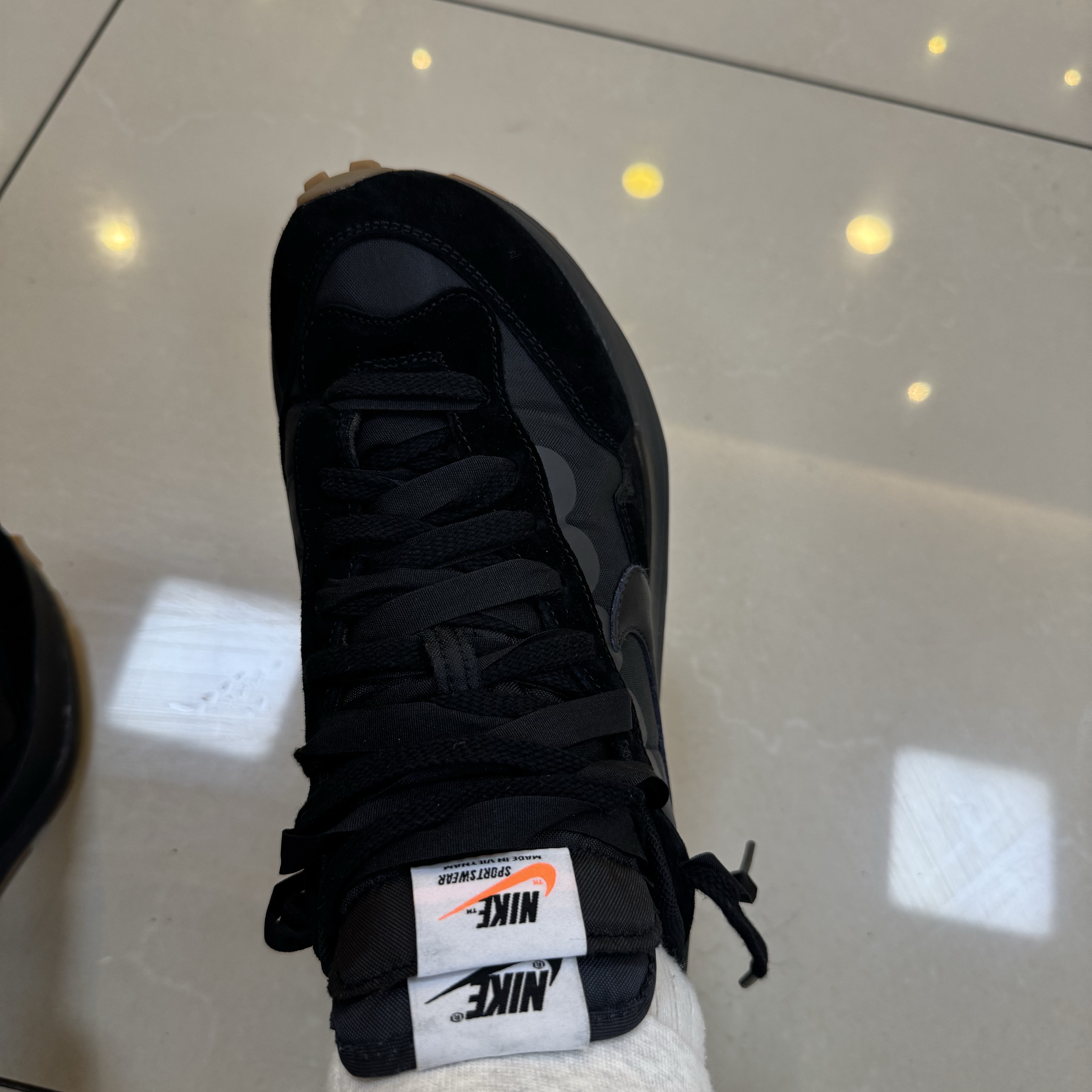 Nike x Sacai VaporWaffle Black and Gum 착용 스타일 - 1