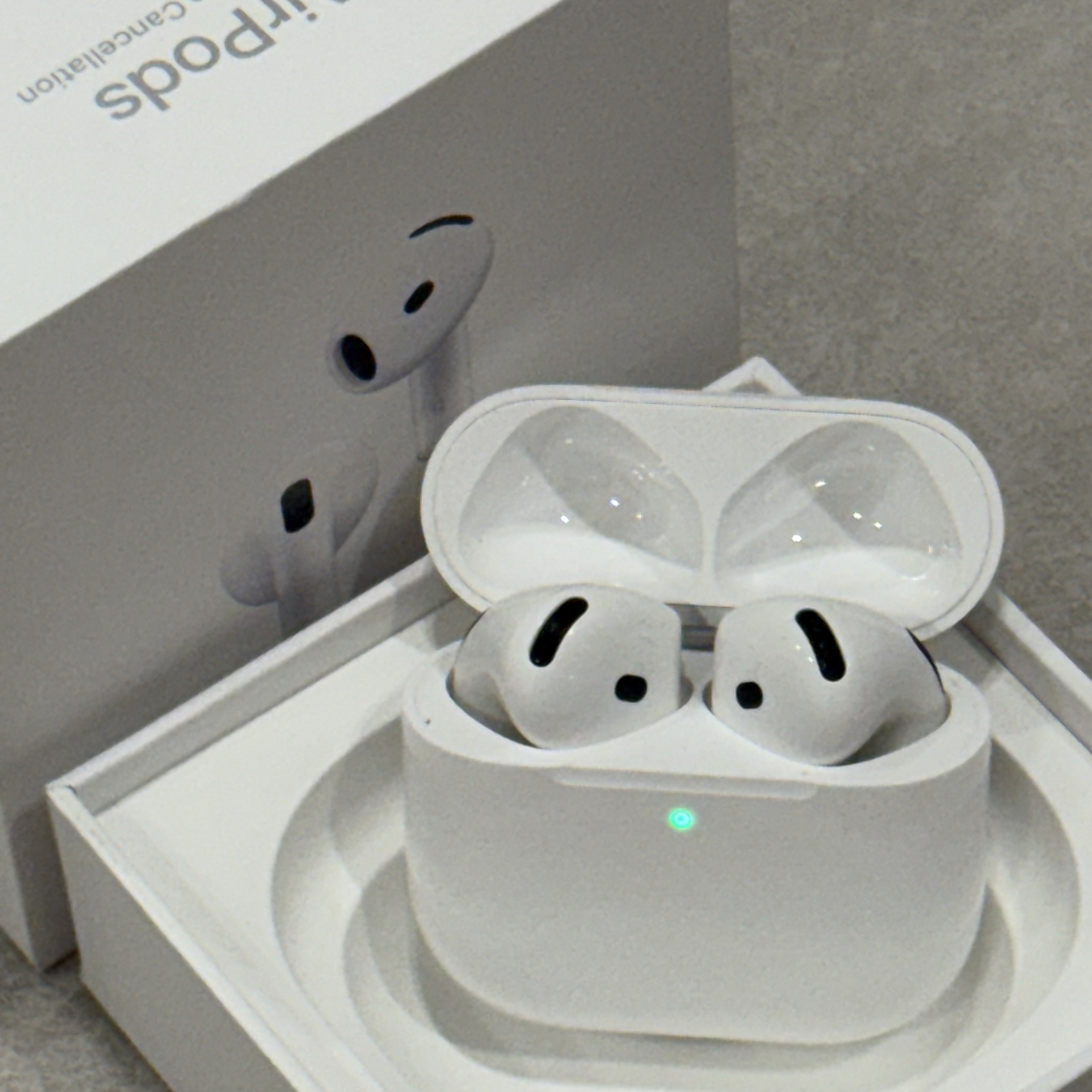 Apple AirPods 4th Gen with Active Noise Cancellation (Korean Ver.) 착용 스타일
