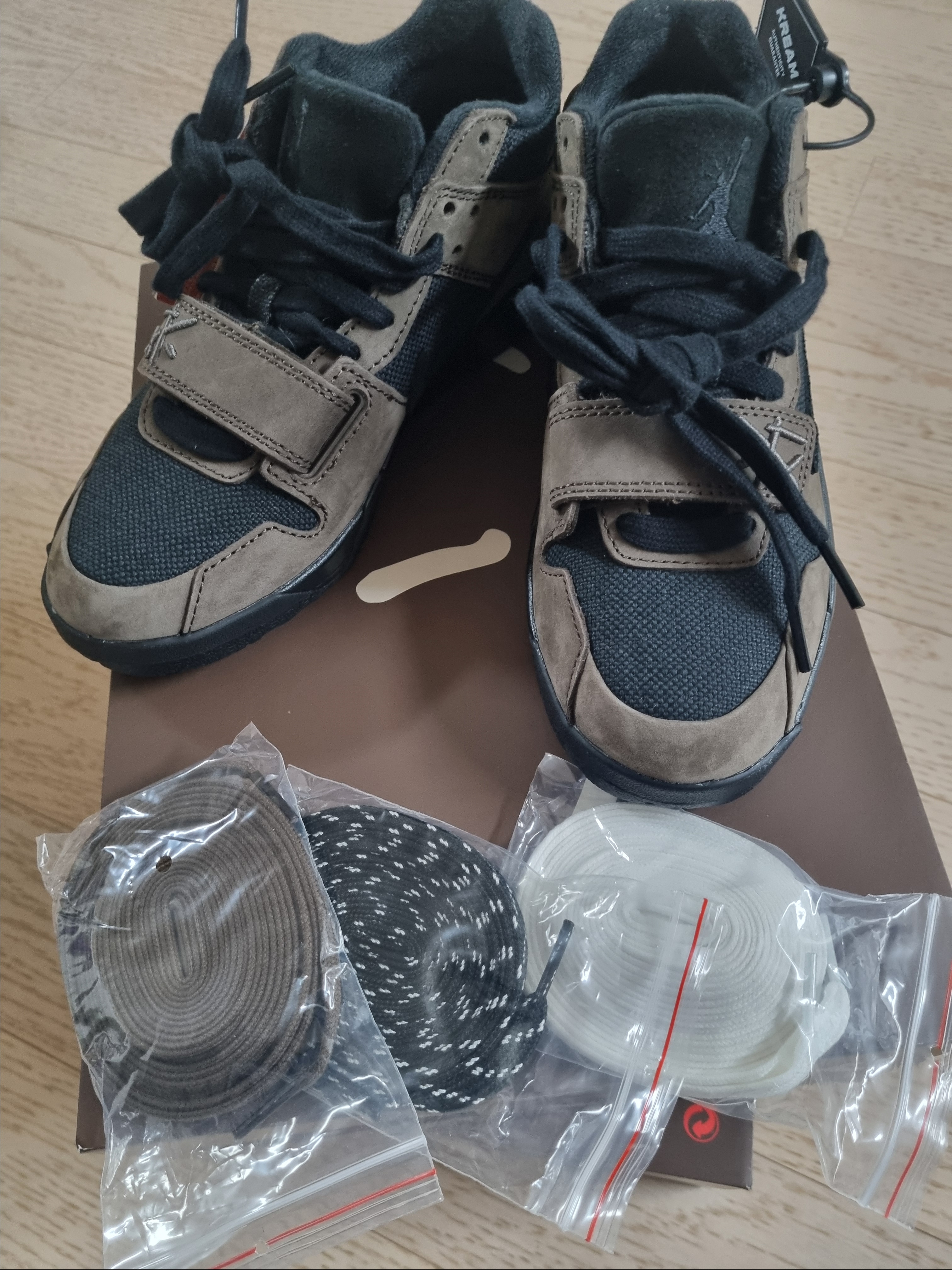 Jordan x Travis Scott Jumpman Jack TR Black and Dark Mocha 착용 스타일 - 1