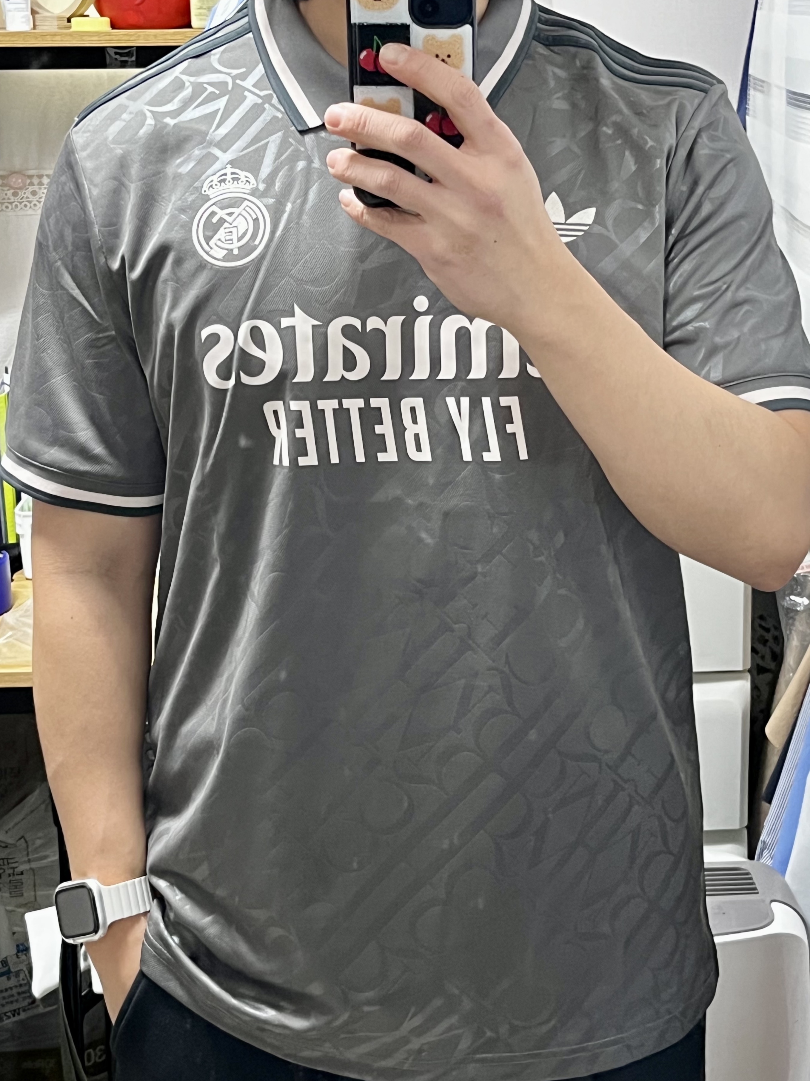 아디다스 레알 마드리드 2024/25 3rd 저지 차콜 - KR 사이즈 (논 마킹 버전) 착용 스타일 - 2