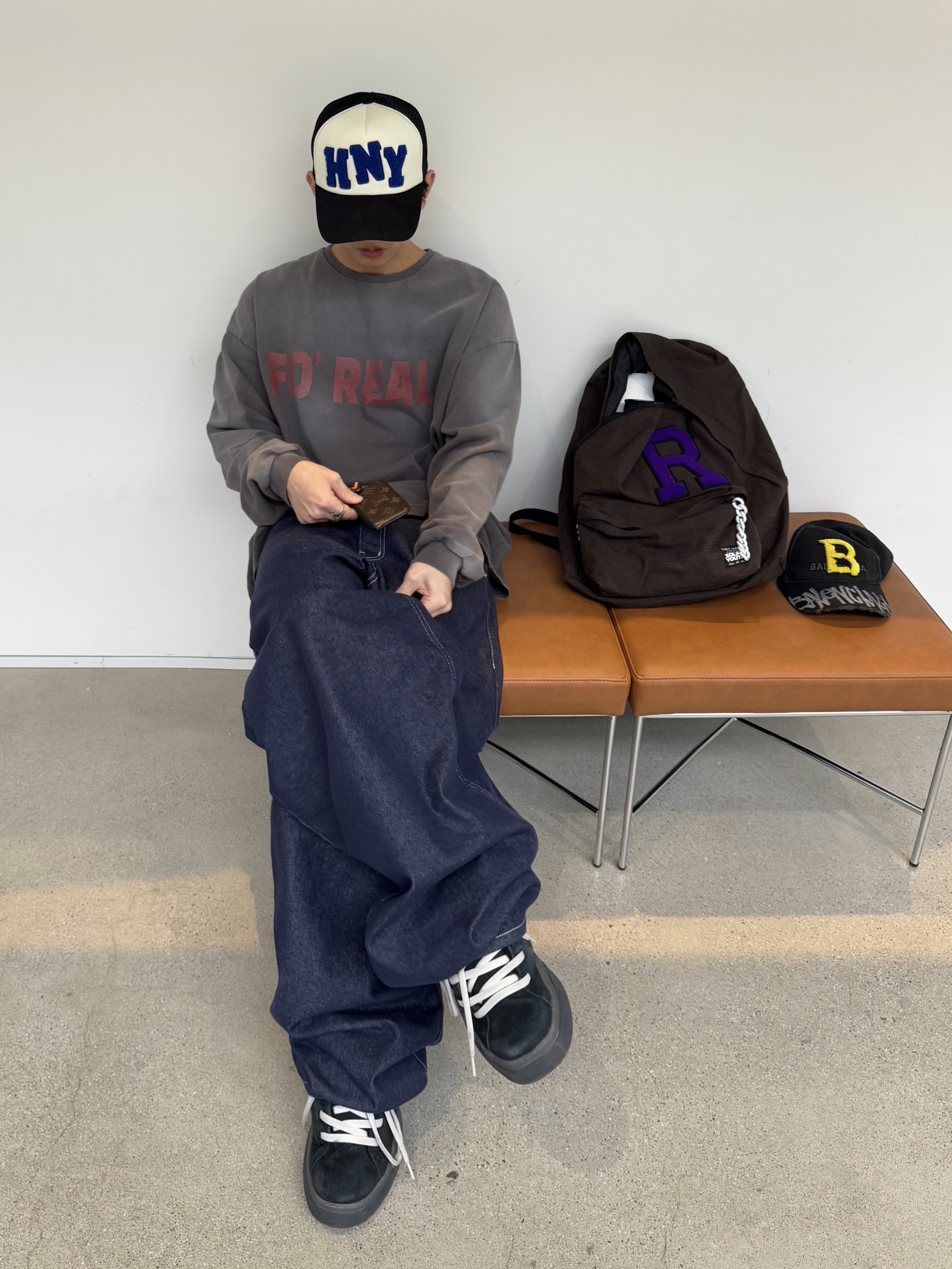 Honey Scoop House HNY Logo Trucker Cap Black, ERL Vamp Skate Shoe Pirate Black 착용 스타일 - 1