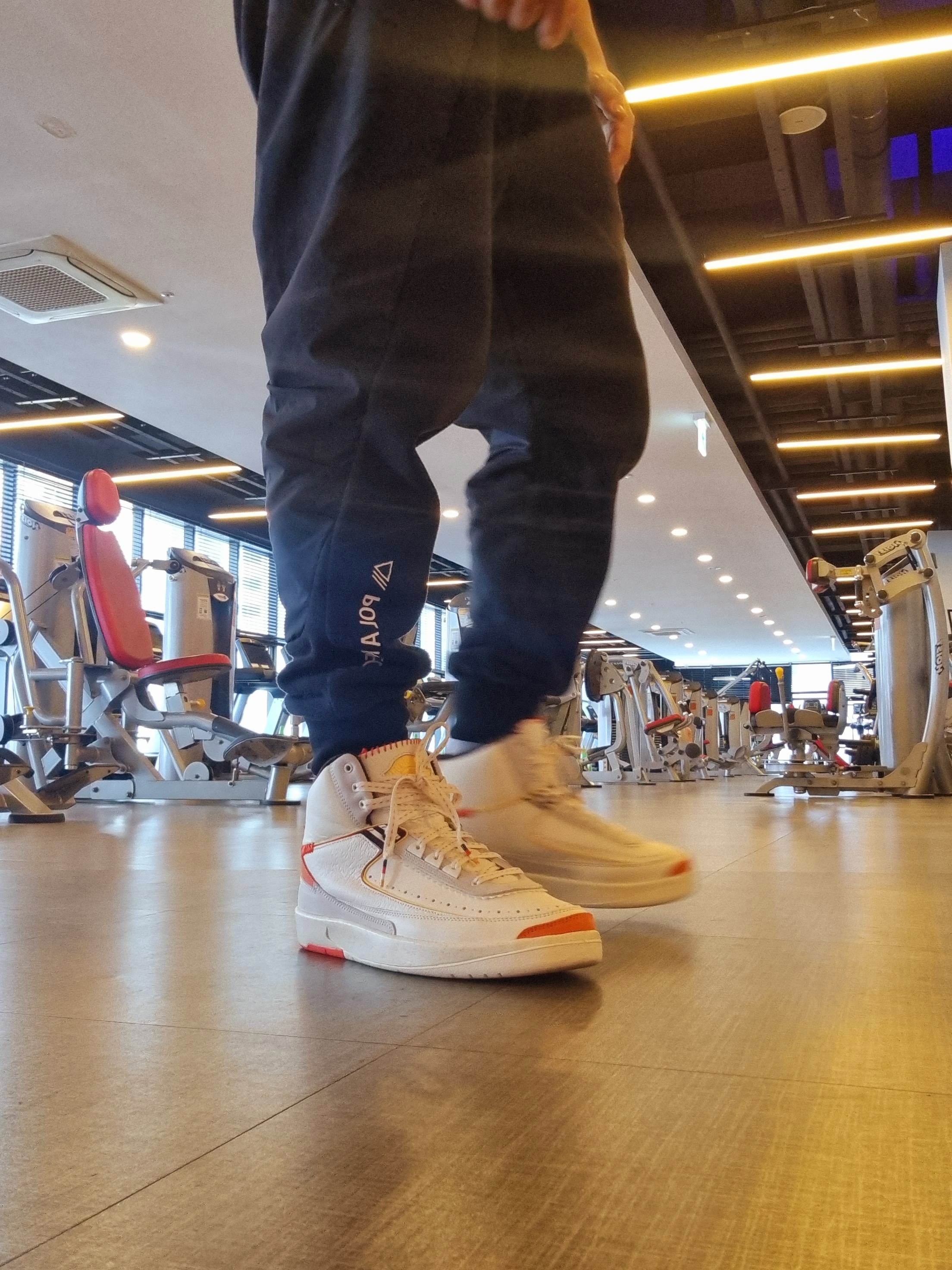 Jordan 2 x Maison Chateau Rouge Retro SP Orange and Sail 착용 스타일 - 2