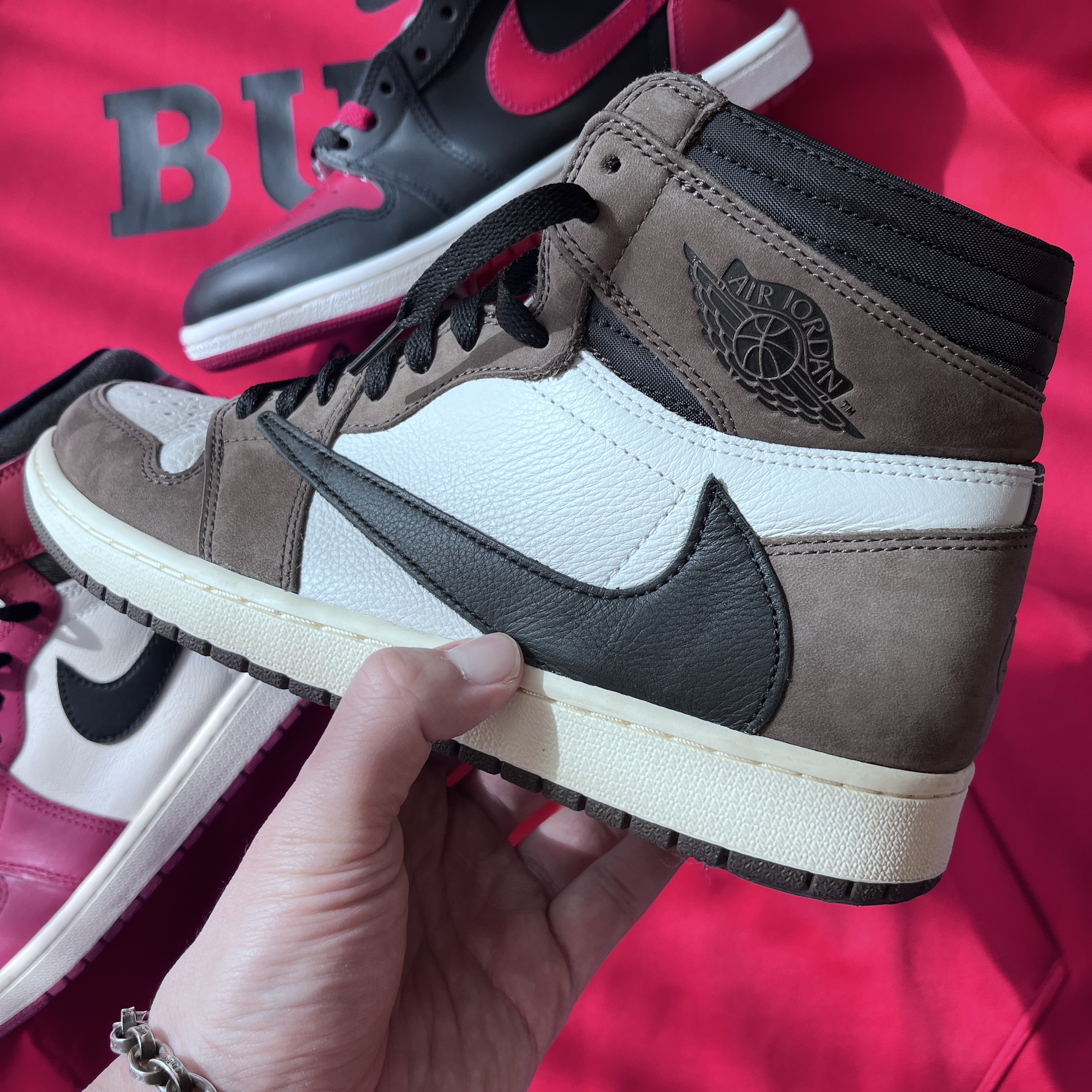 Jordan 1 Retro High OG Chicago 2022, Jordan 1 x Travis Scott Retro High OG SP Mocha 착용 스타일 - 2