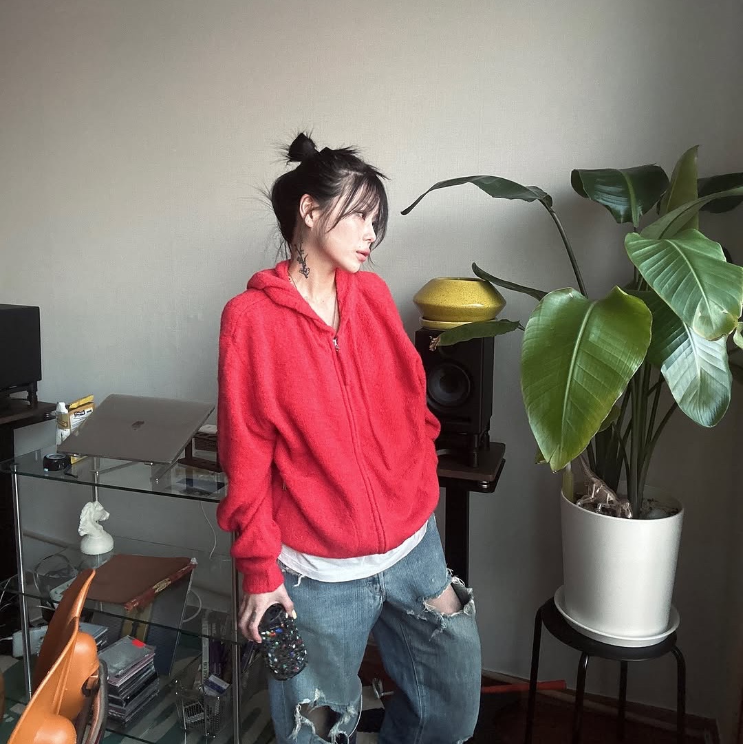 Thevinylhouse Round Pocket Knit Zip-Up Red 착용 스타일 - 2