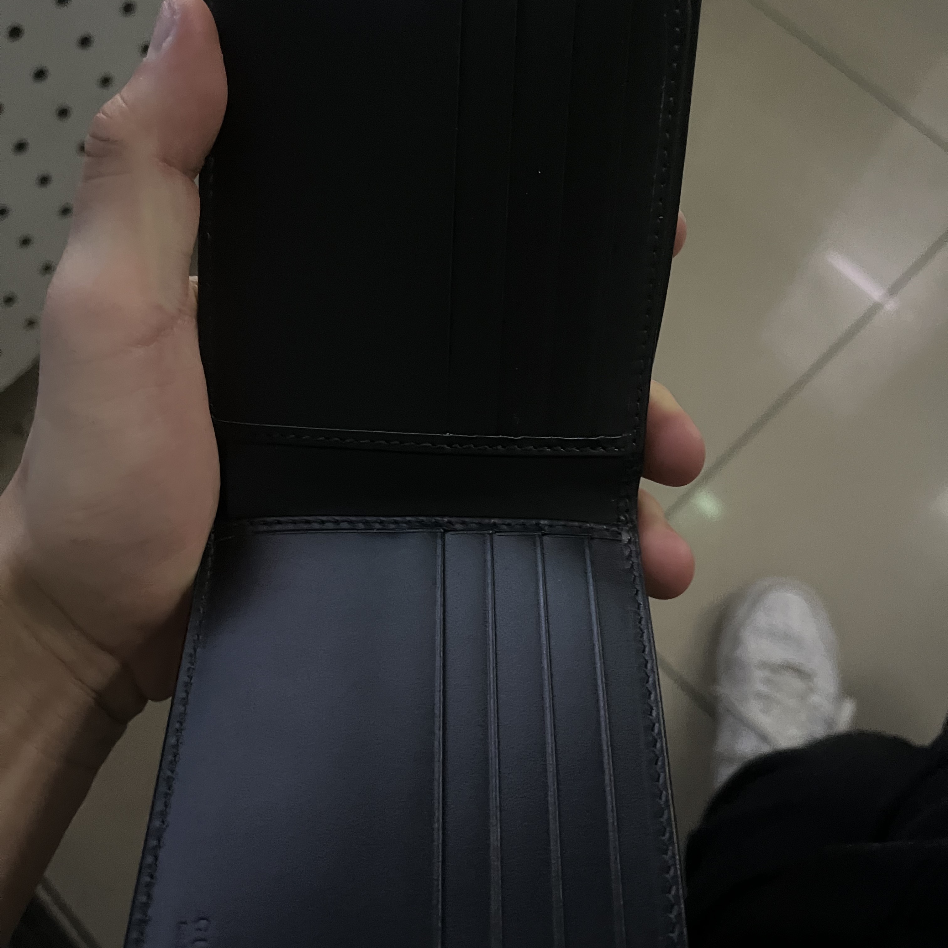 Gucci Kingsnake Print GG Supreme Wallet Black 착용 스타일 - 2