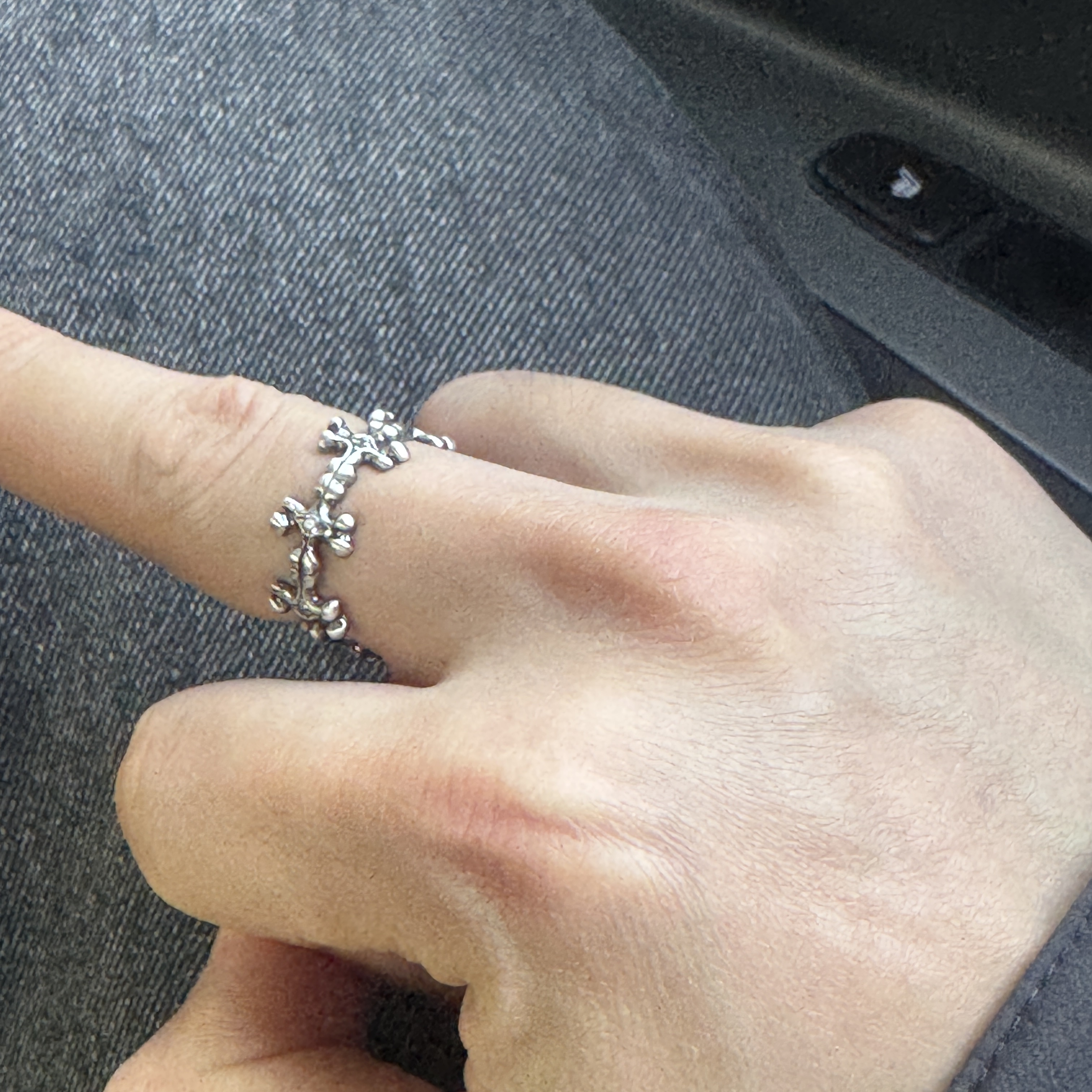 [프리오더] Polyteru 925 Silver Ring 004 Floral Cross Bone 착용 스타일