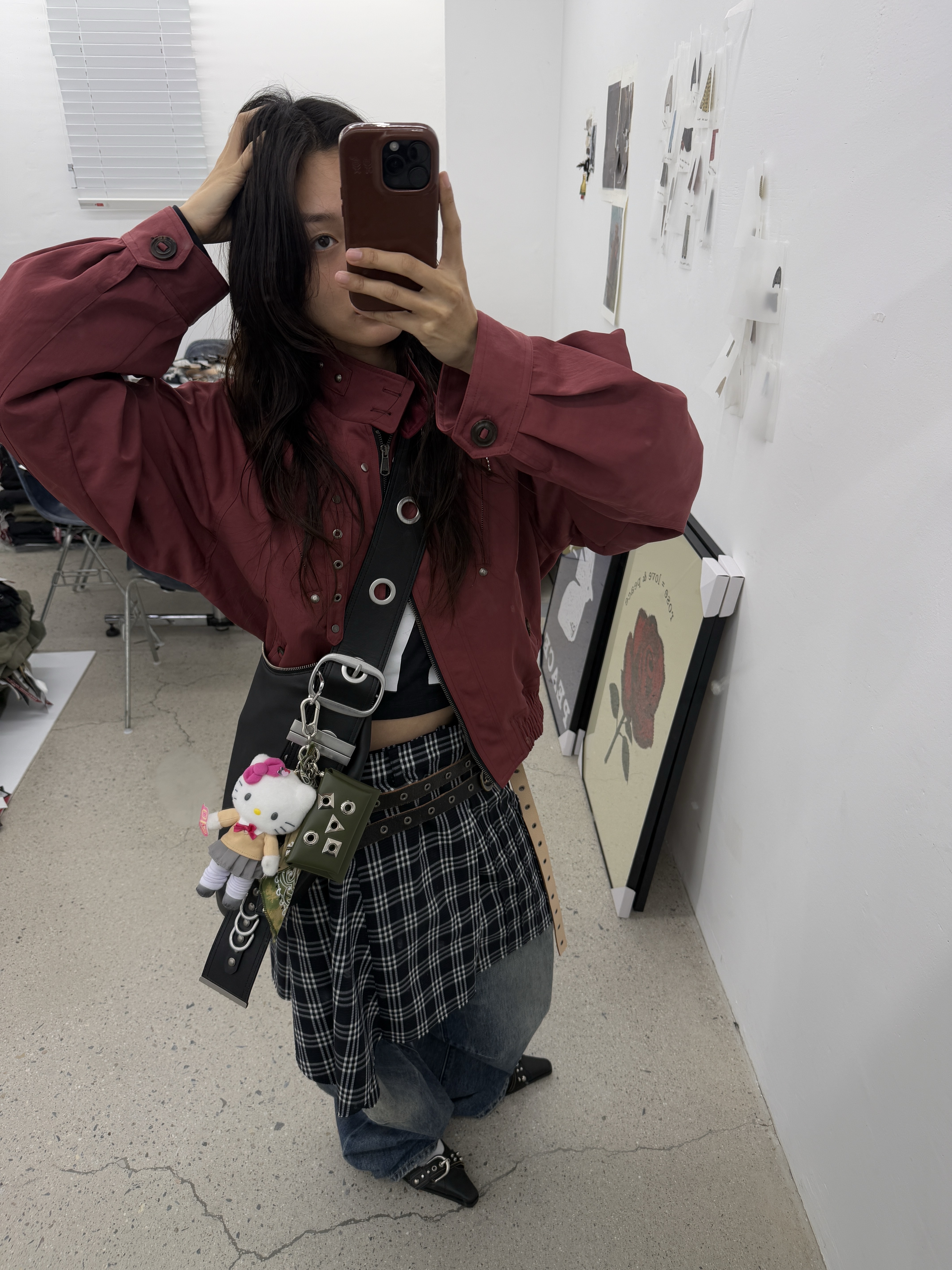 [KREAM 단독] Vacant Archive Bella Wide Strap Hobo Bag Black, [KREAM 단독] Vacant Archive Bella Wide Strap Hobo Bag Beige 착용 스타일