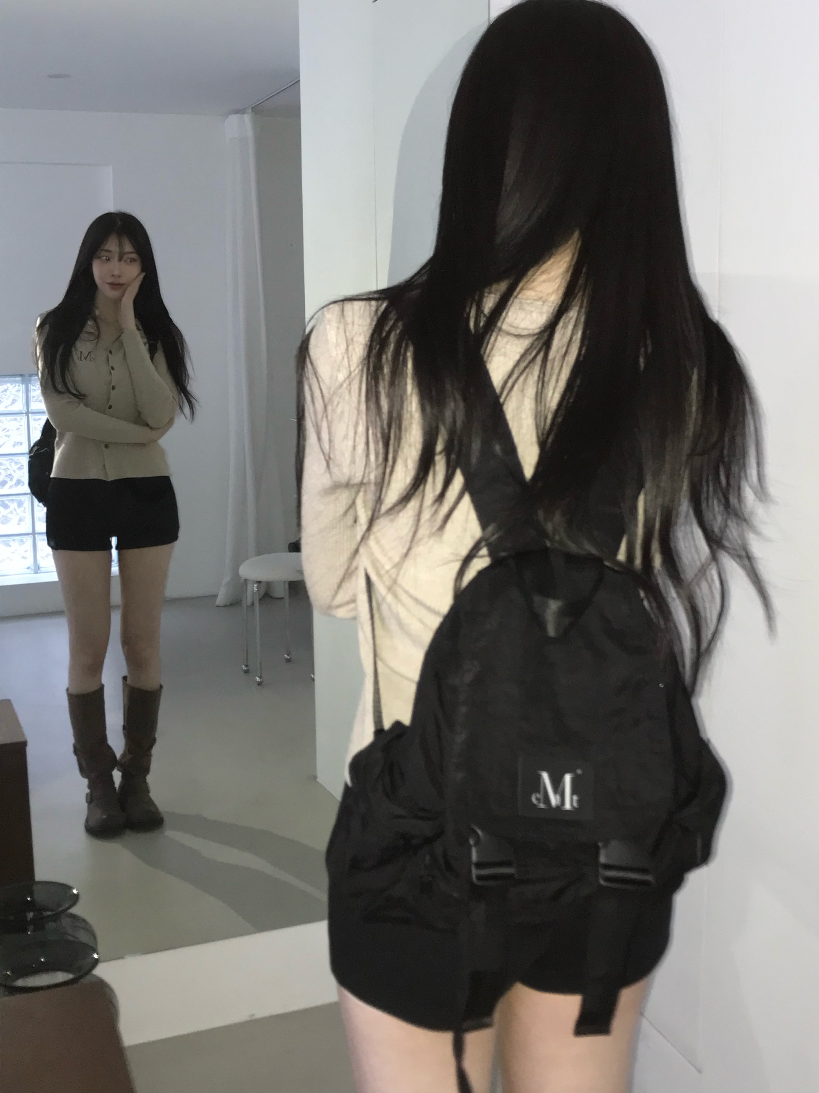 무센트 베이 2 버클 스트링 나일론 백팩 블랙, 무센트 캠퍼 2 웨이 카라비너 미니 백 블랙 착용 스타일 - 1
