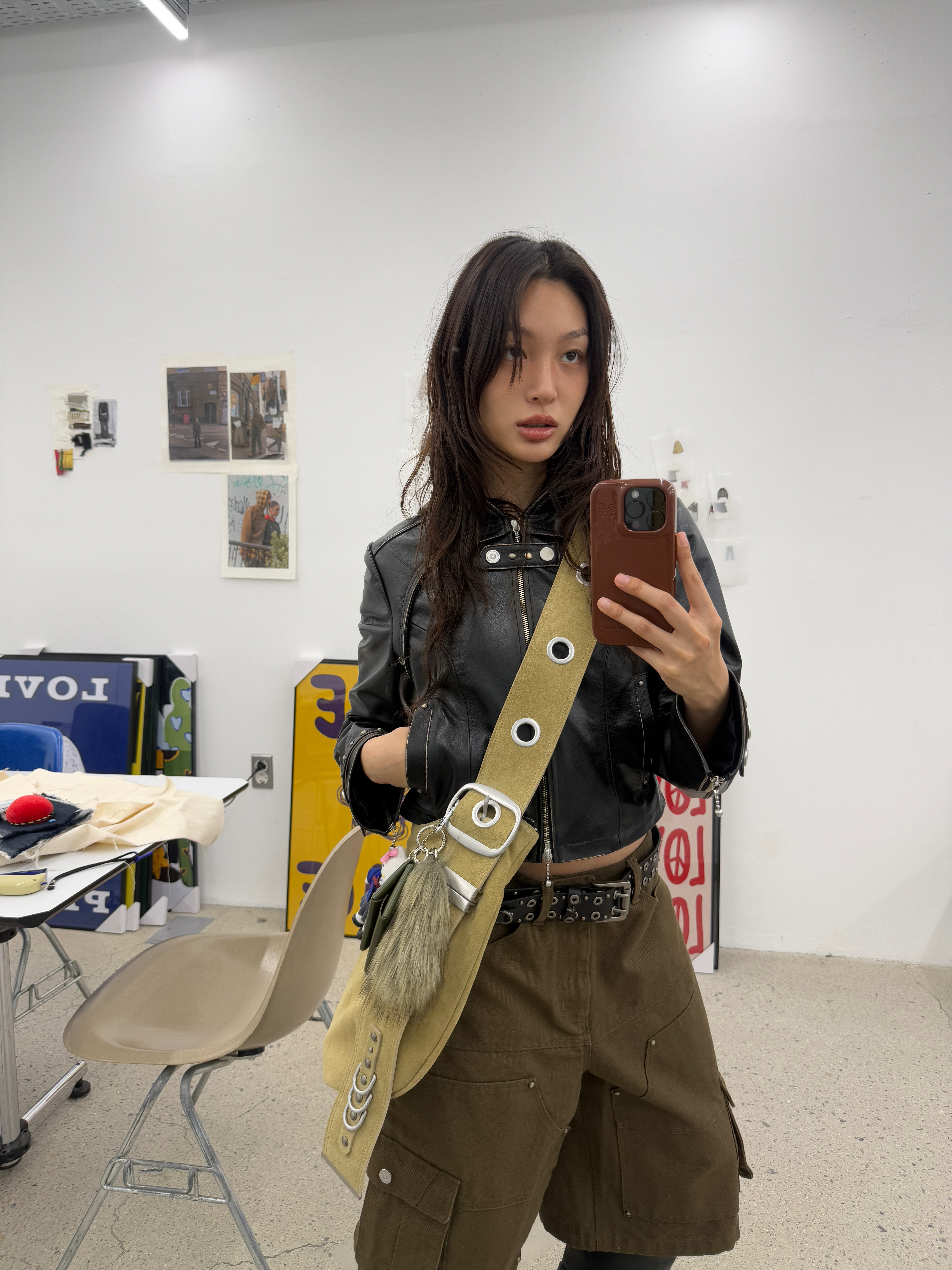 [KREAM 단독] Vacant Archive Bella Wide Strap Hobo Bag Black, [KREAM 단독] Vacant Archive Bella Wide Strap Hobo Bag Beige 착용 스타일