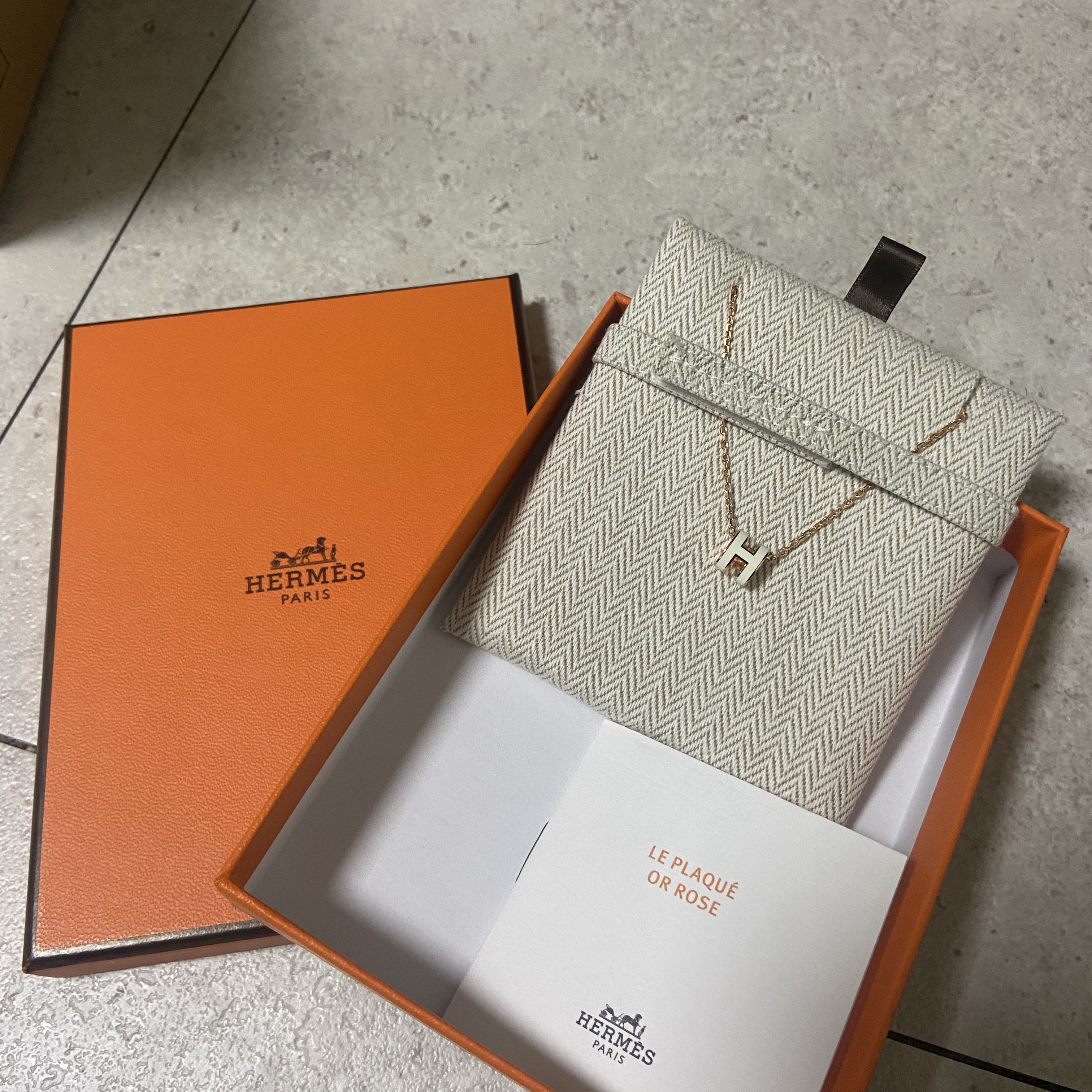 (W) Hermes Mini Pop H Pendant Rose Gold & Blanc 착용 스타일