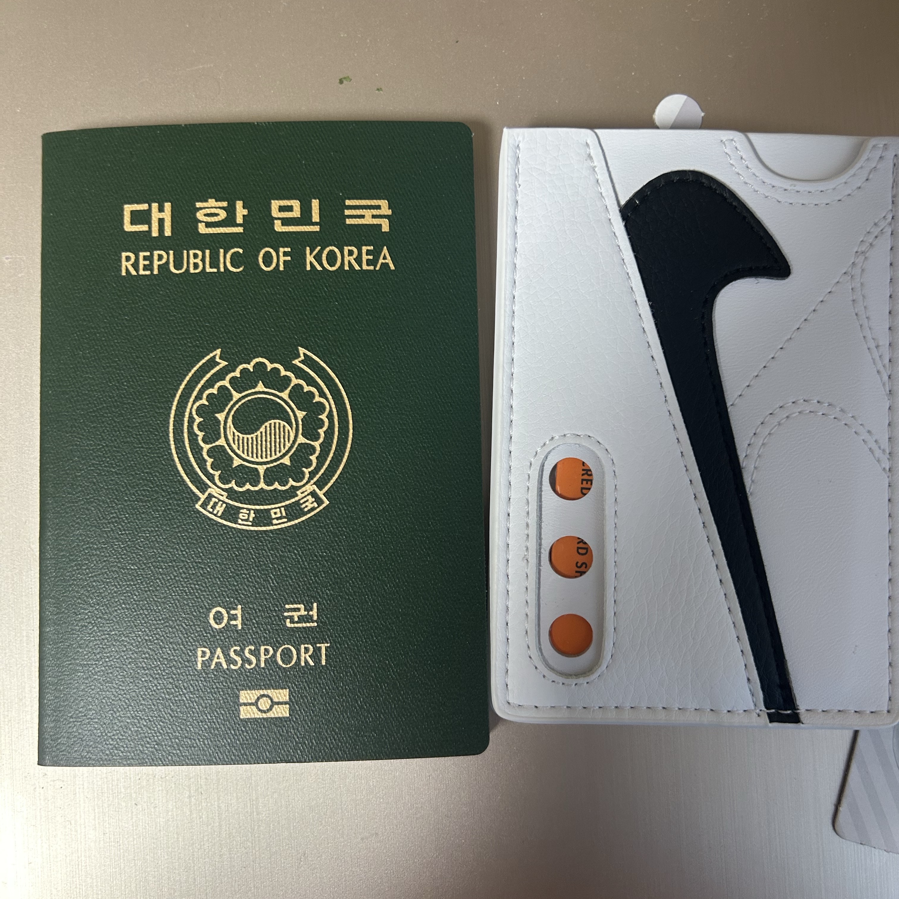 Nike Icon Air Max 90 Card Wallet White 착용 스타일