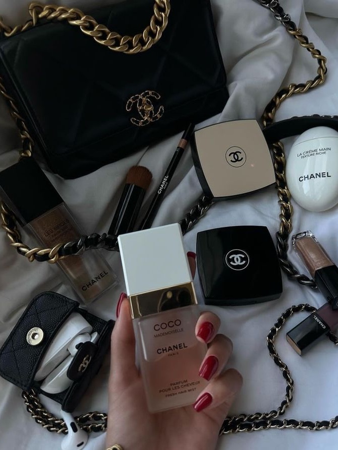 Chanel Medium 19 Handbag Lambskin & Gold Black, Chanel Coco Mademoiselle Hair Mist 35ml 착용 스타일 - 1
