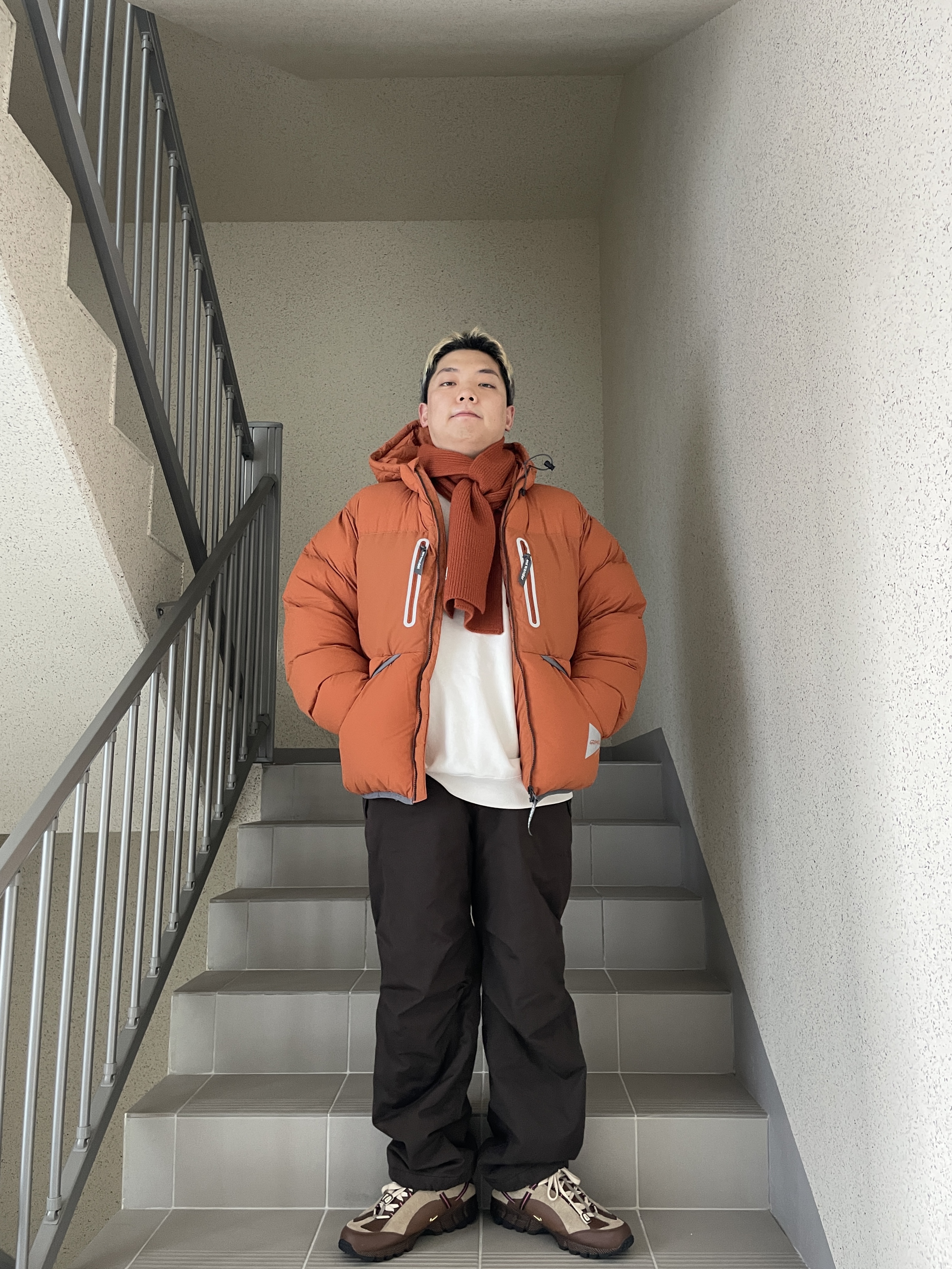 Nike x Jacquemus Air Humara LX Ale Brown and Gold 착용 스타일 - 5