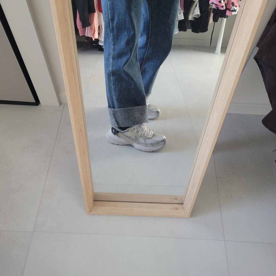 Nike V2K Run Metallic Silver White 착용 스타일 - 3