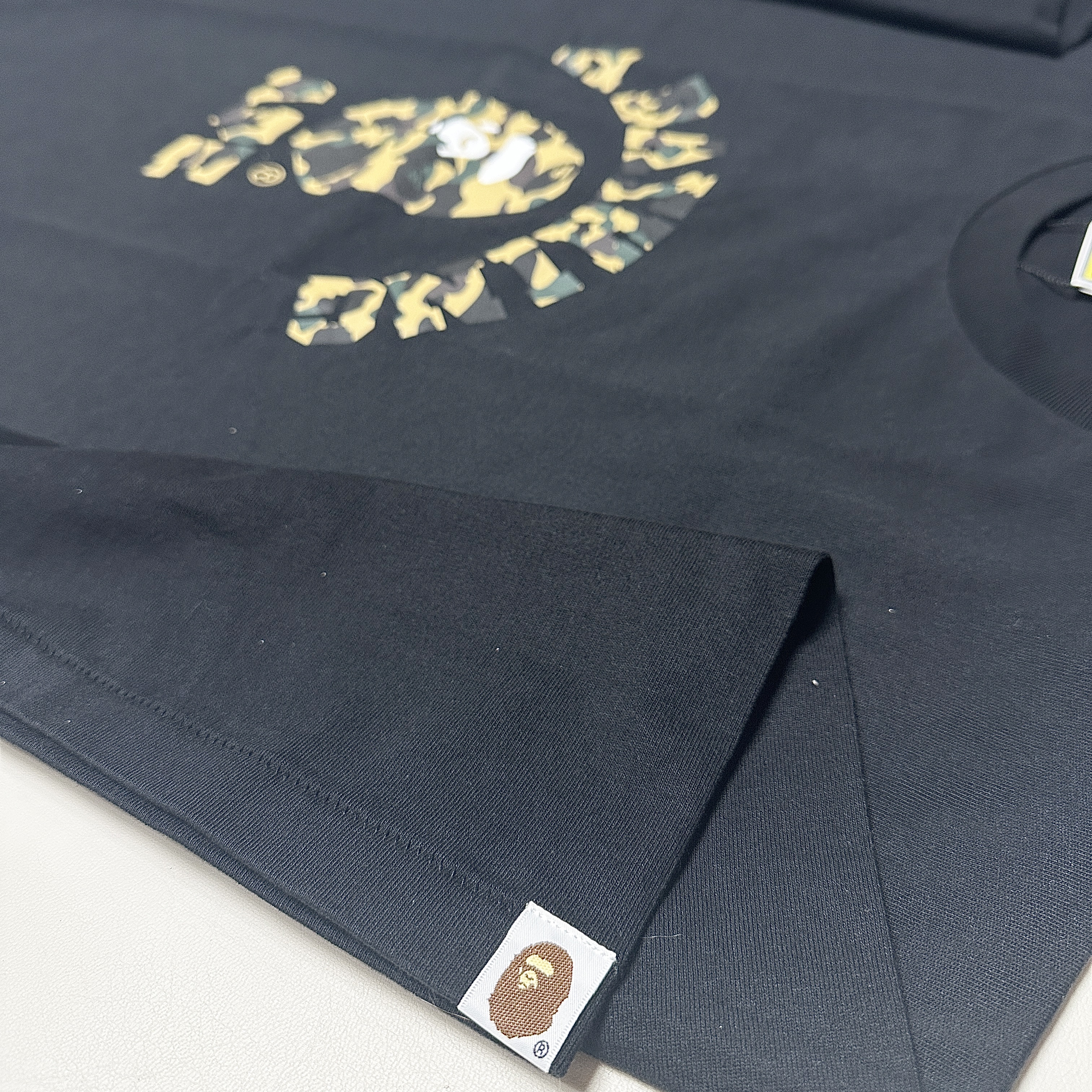 BAPE 1st Camo College T-Shirt Black Yellow 착용 스타일 - 2