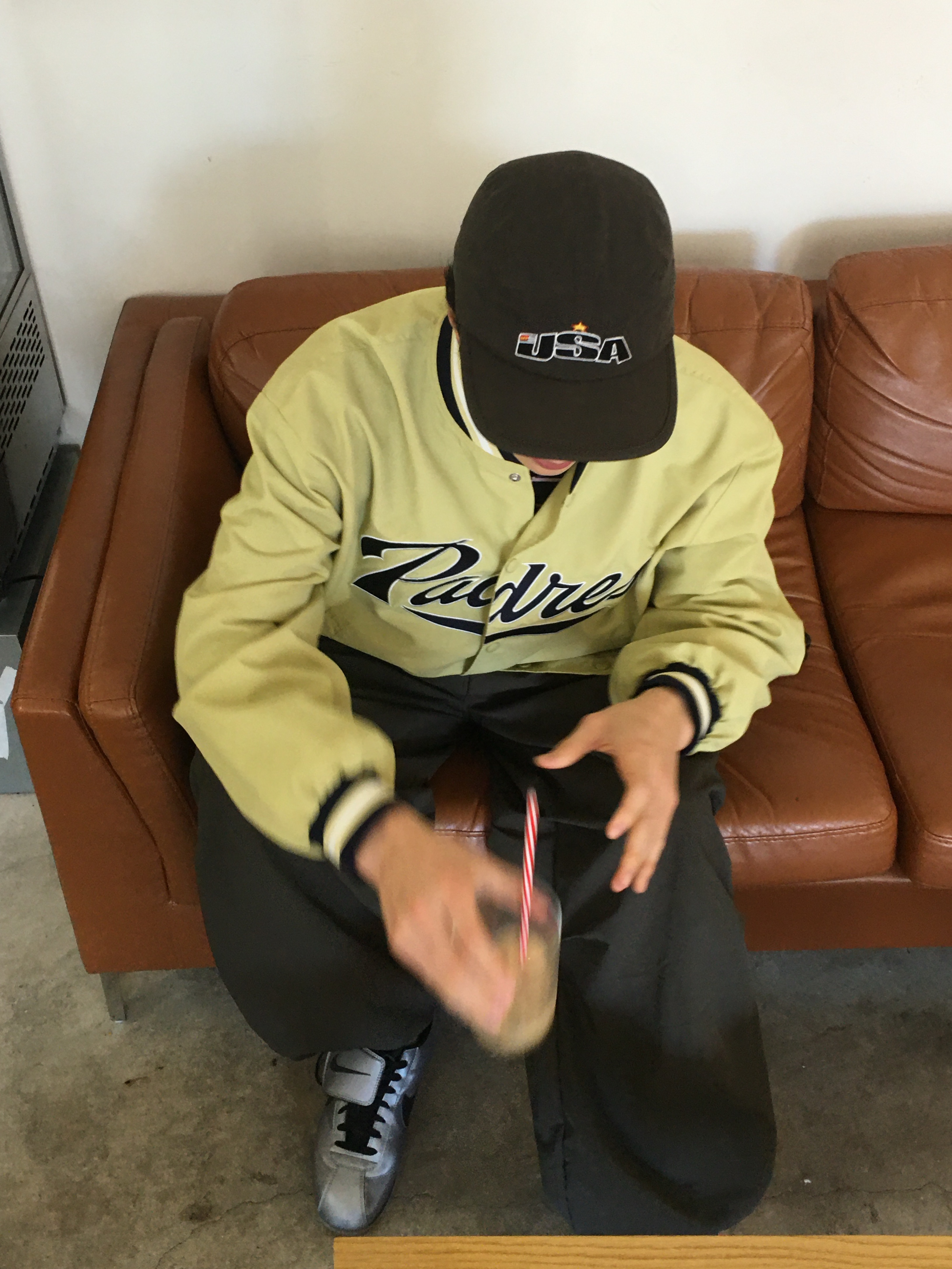 나이키 코르테즈 레더 SE 메탈릭 쿨 그레이 블랙 착용 스타일 - 3