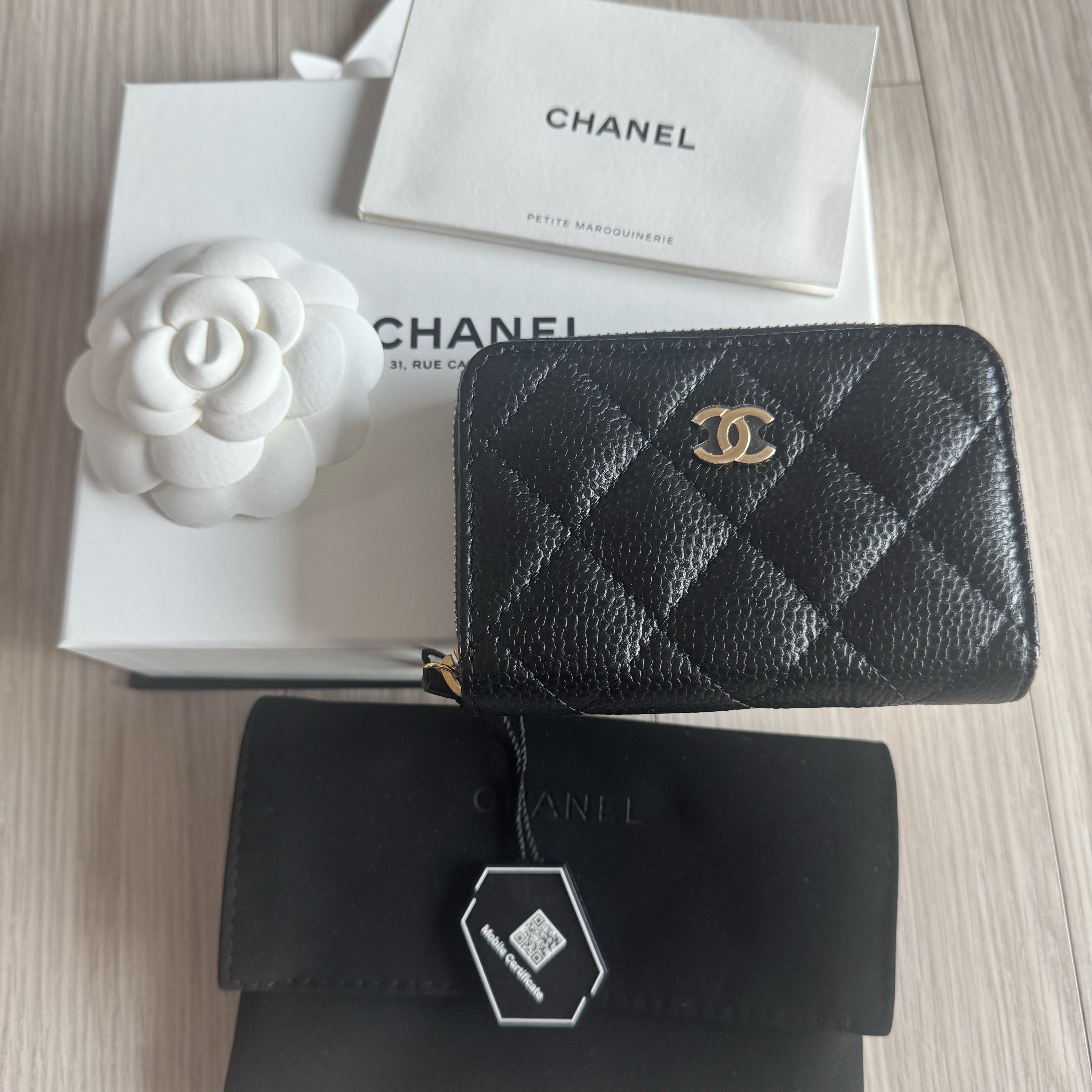 Chanel Classic Zipped Coin Purse Grained Calfskin & Gold Black 착용 스타일 - 1
