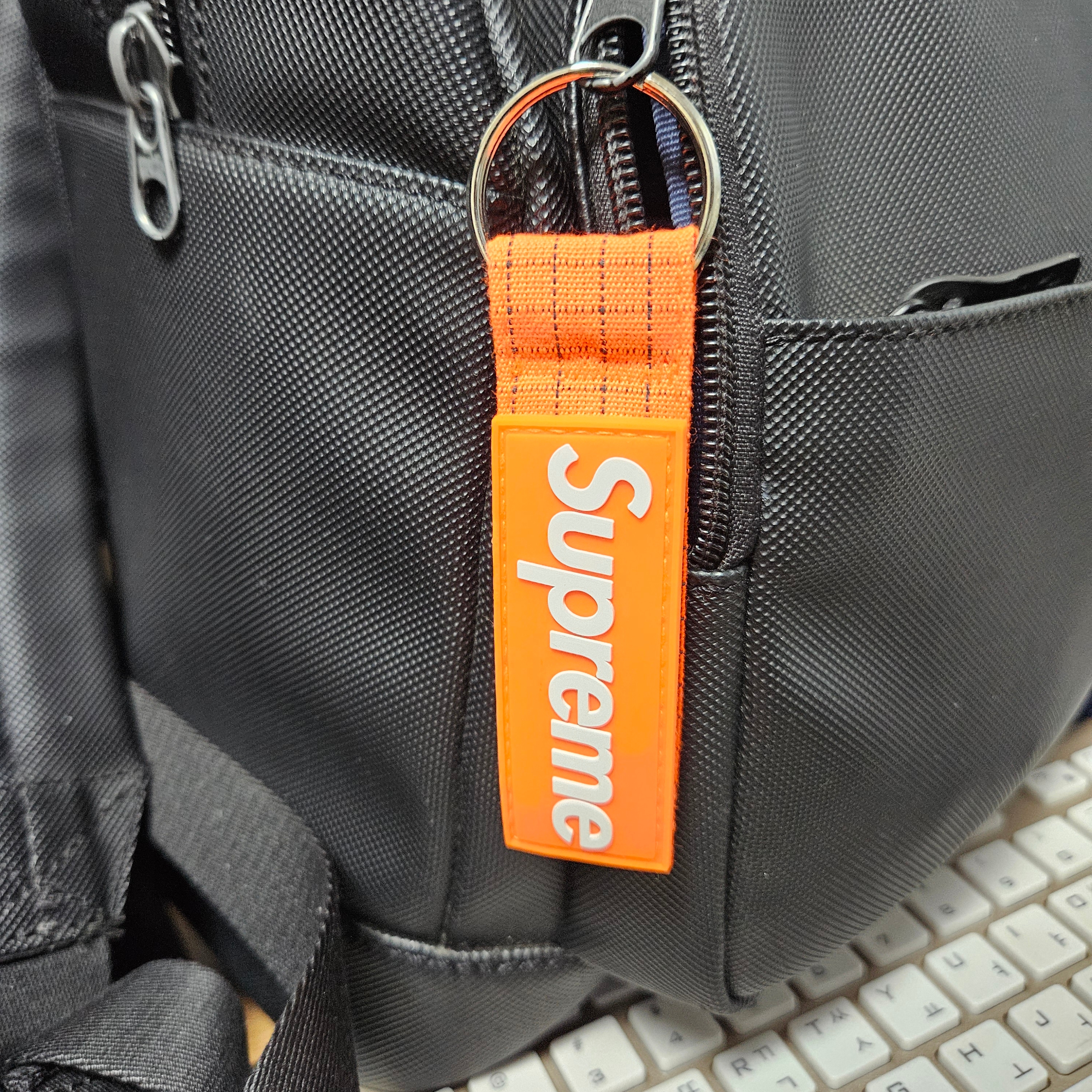 Supreme Ripstop Keychain Orange - 24SS 착용 스타일