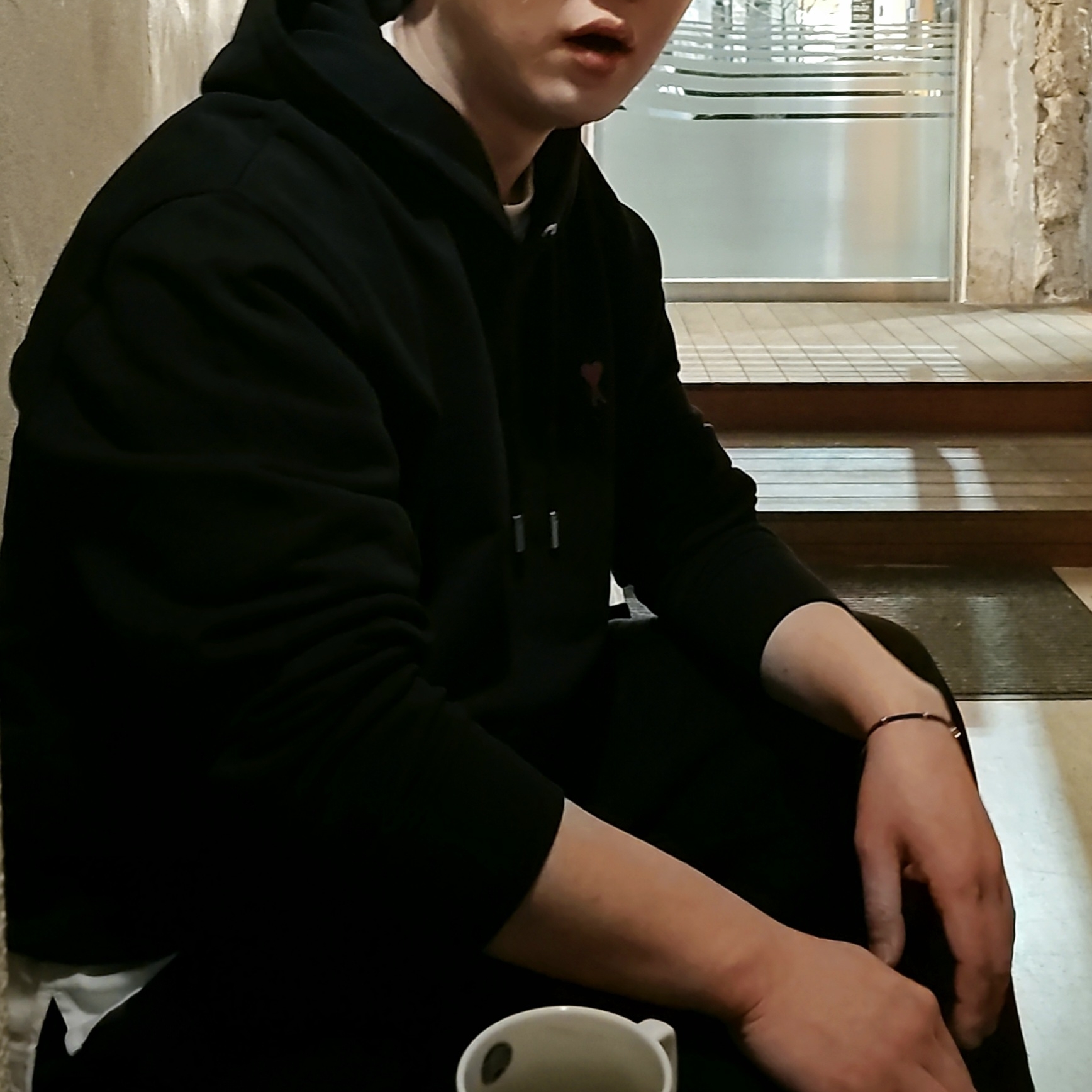 AMI de Coeur Loopback Oragnic Cotton Fleece Hoodie Black 착용 스타일 - 2