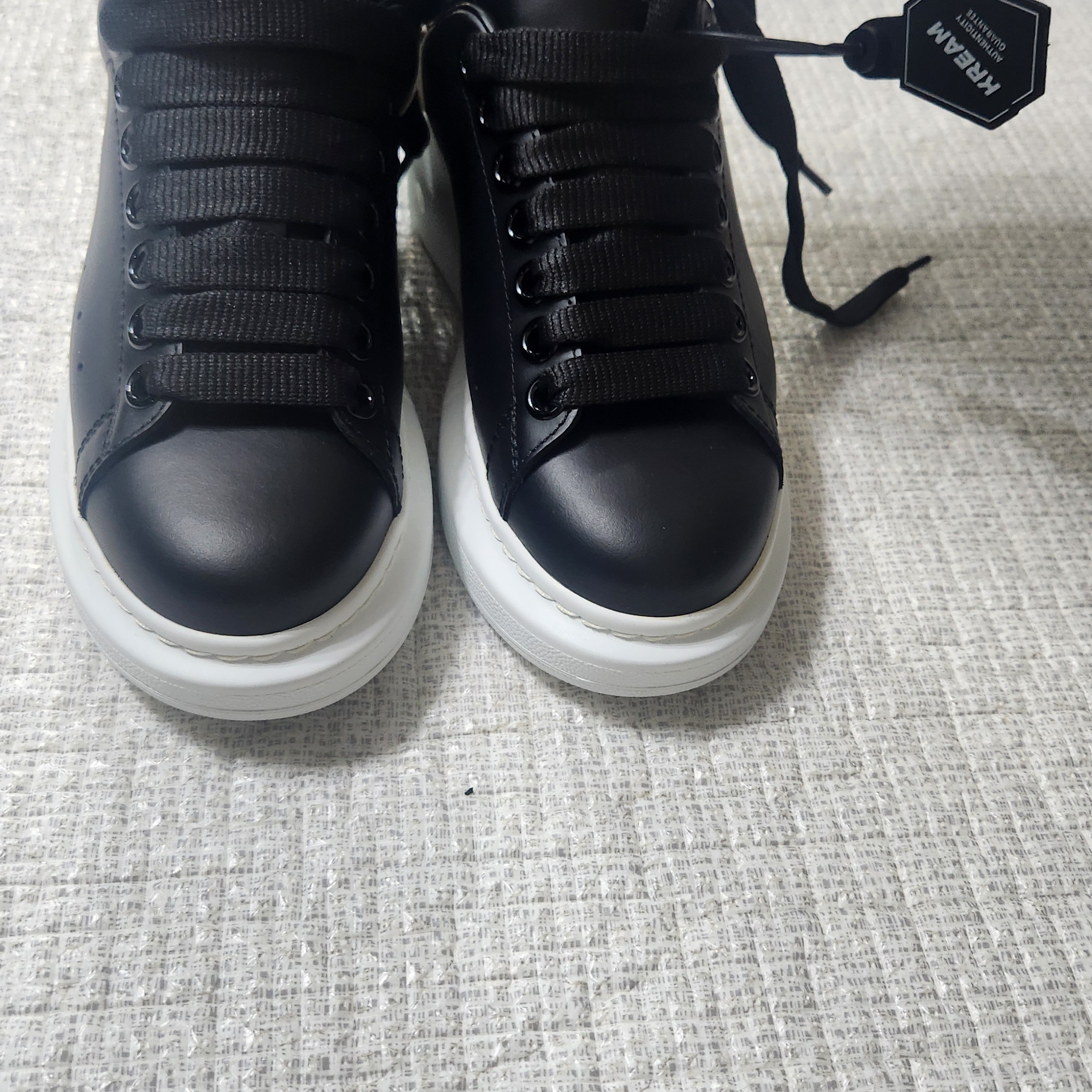 (W) Alexander McQueen Oversized Sneakers Black White 착용 스타일