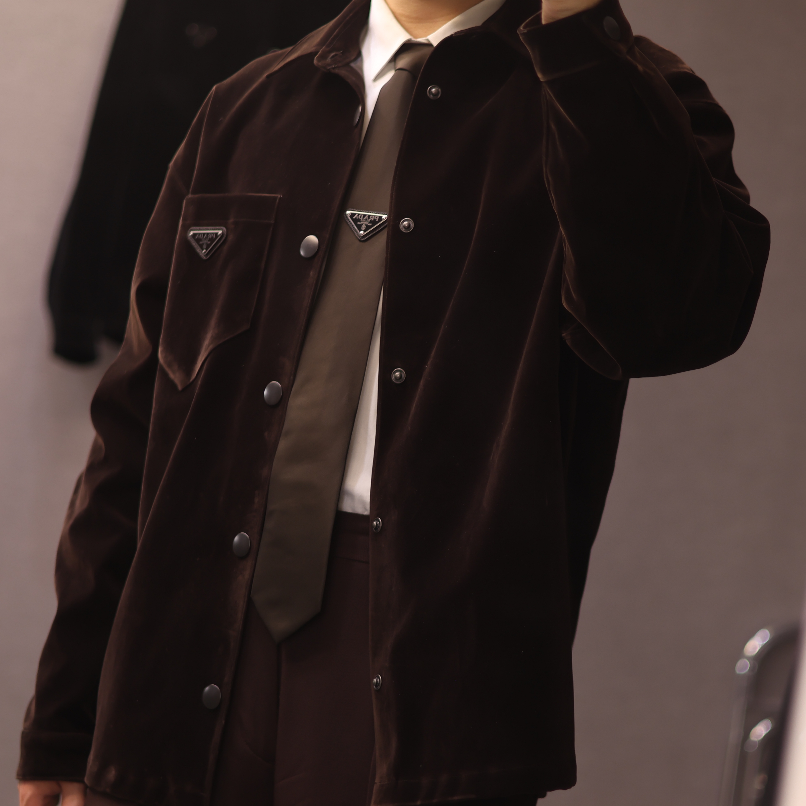 Prada Stretch Cotton Shirt Black, Prada Re-Nylon Gabardine Tie Black 착용 스타일 - 2