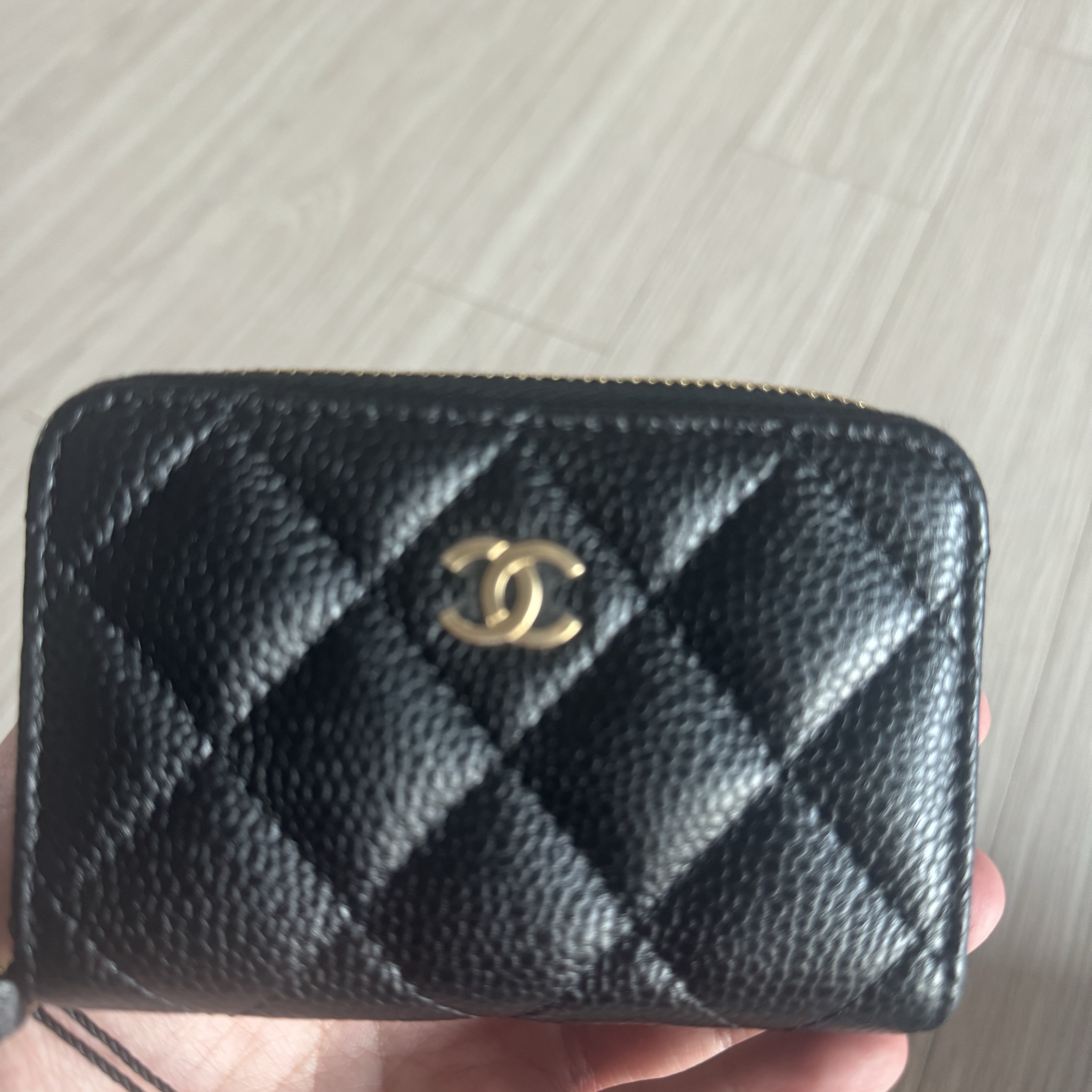 Chanel Classic Zipped Coin Purse Grained Calfskin & Gold Black 착용 스타일 - 2